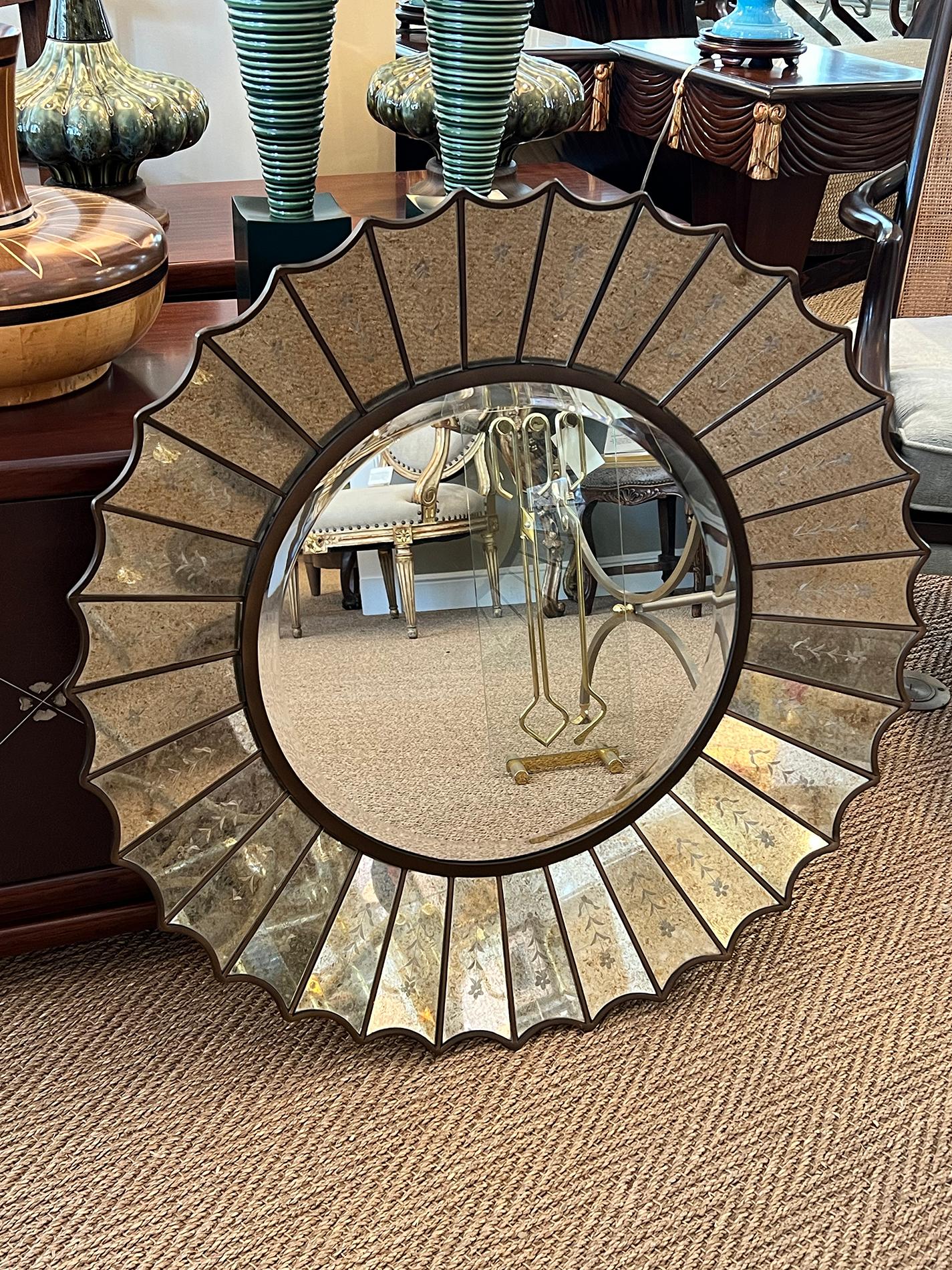 Américain Miroir de style vénitien en verre gravé à l'envers et en forme de soleil en vente