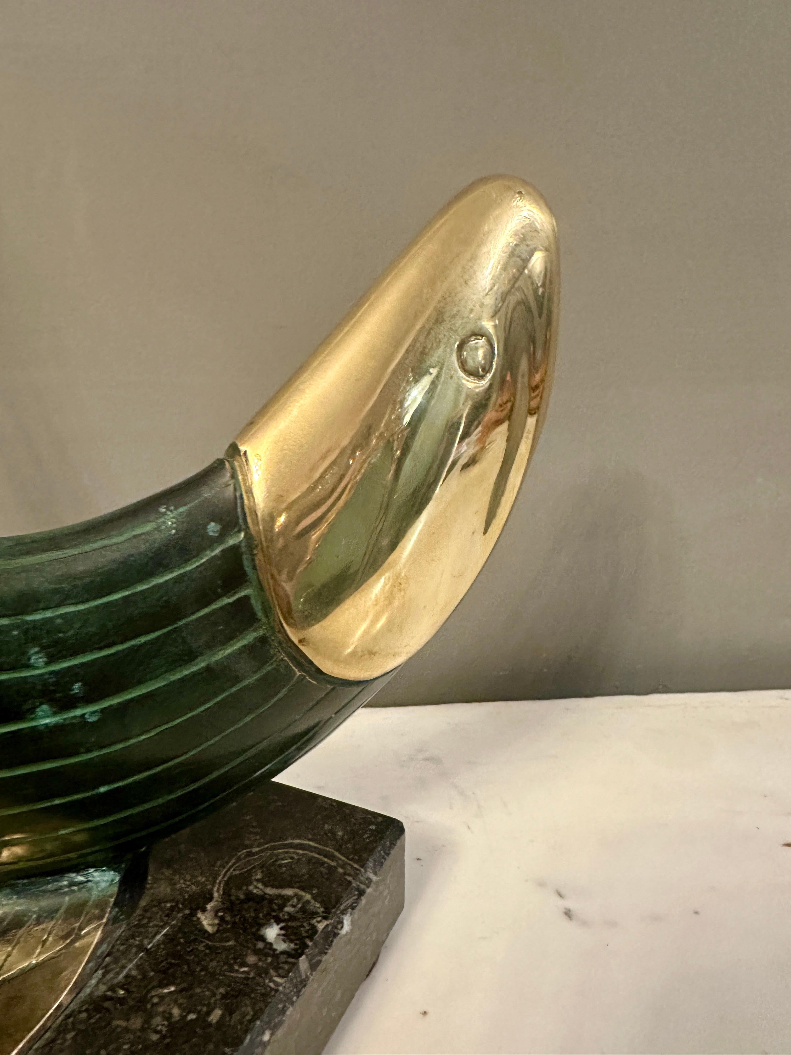 Sculpture continentale en bronze patiné vert-de-gris et laiton, soutenue par une base en marbre fossile noir. Belle échelle, belle forme, matériaux de bonne qualité et bien exécutés. 