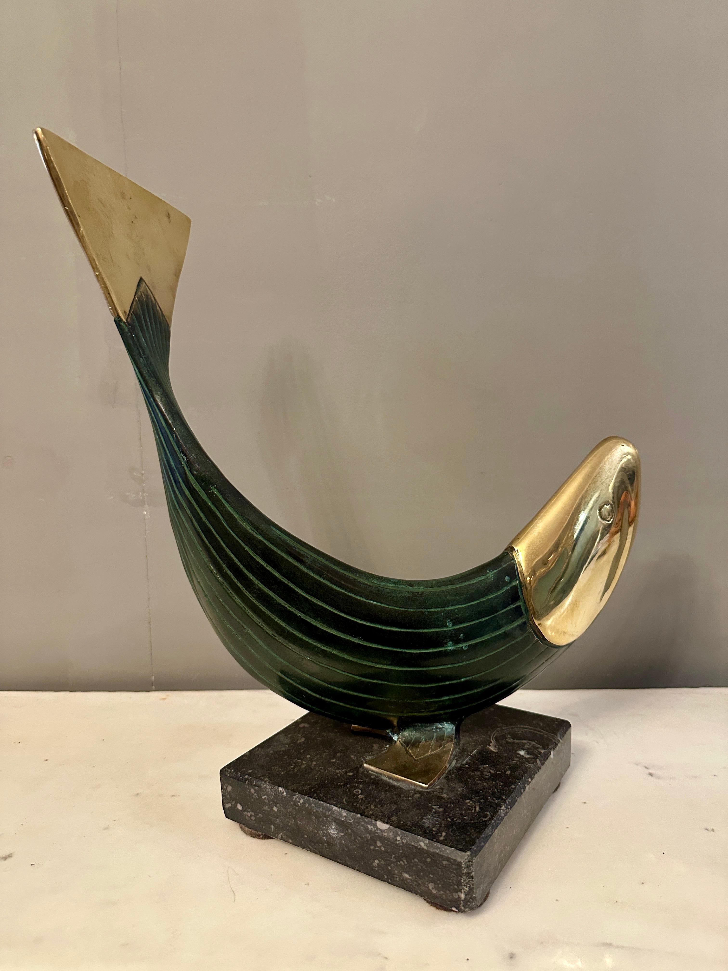 Européen Sculpture de poisson en bronze vert-de-gris en vente