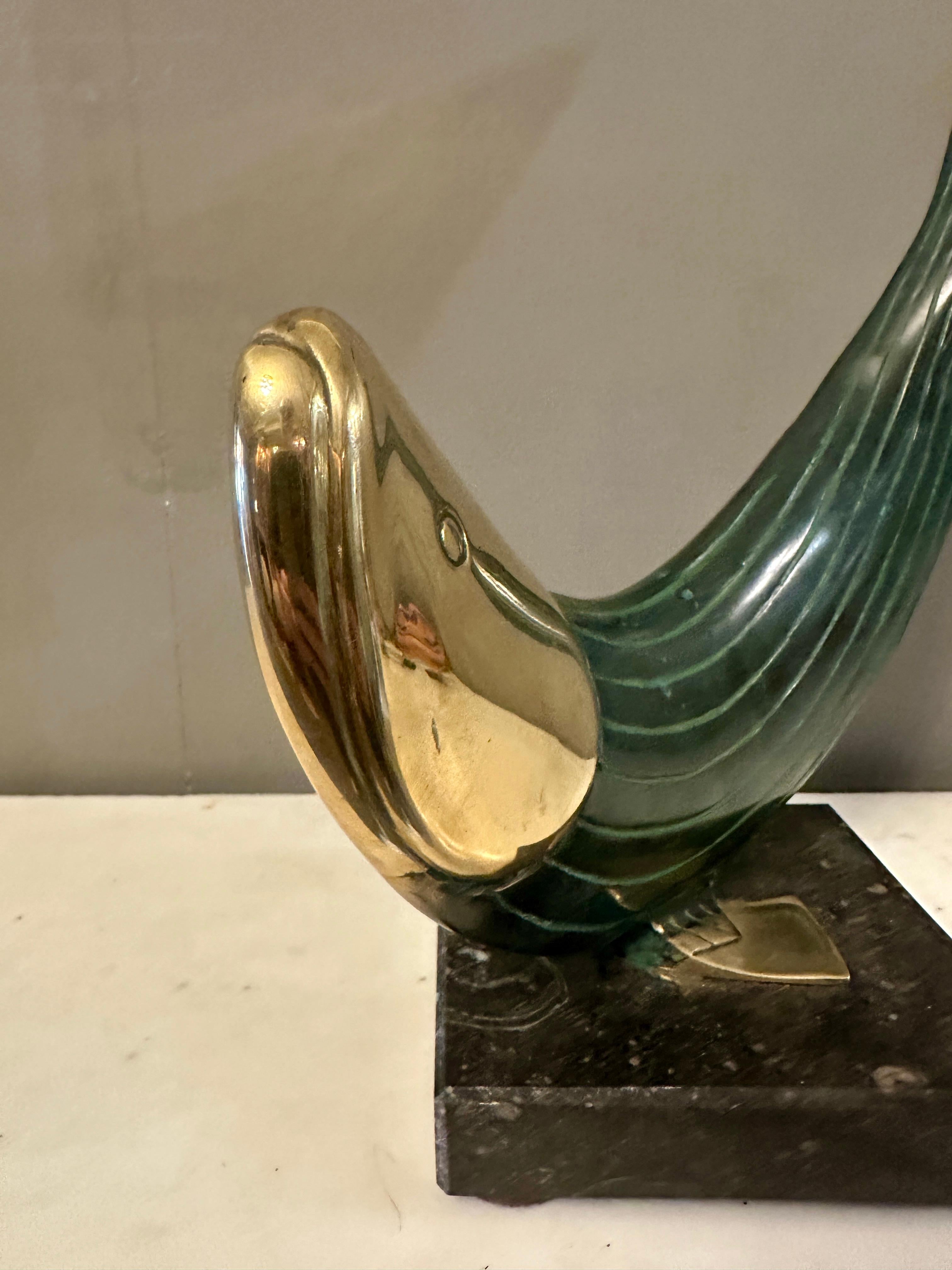 Laiton Sculpture de poisson en bronze vert-de-gris en vente
