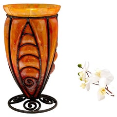 Vase en verre Lorraine de Verrerie D'Art avec cadre en fer forgé