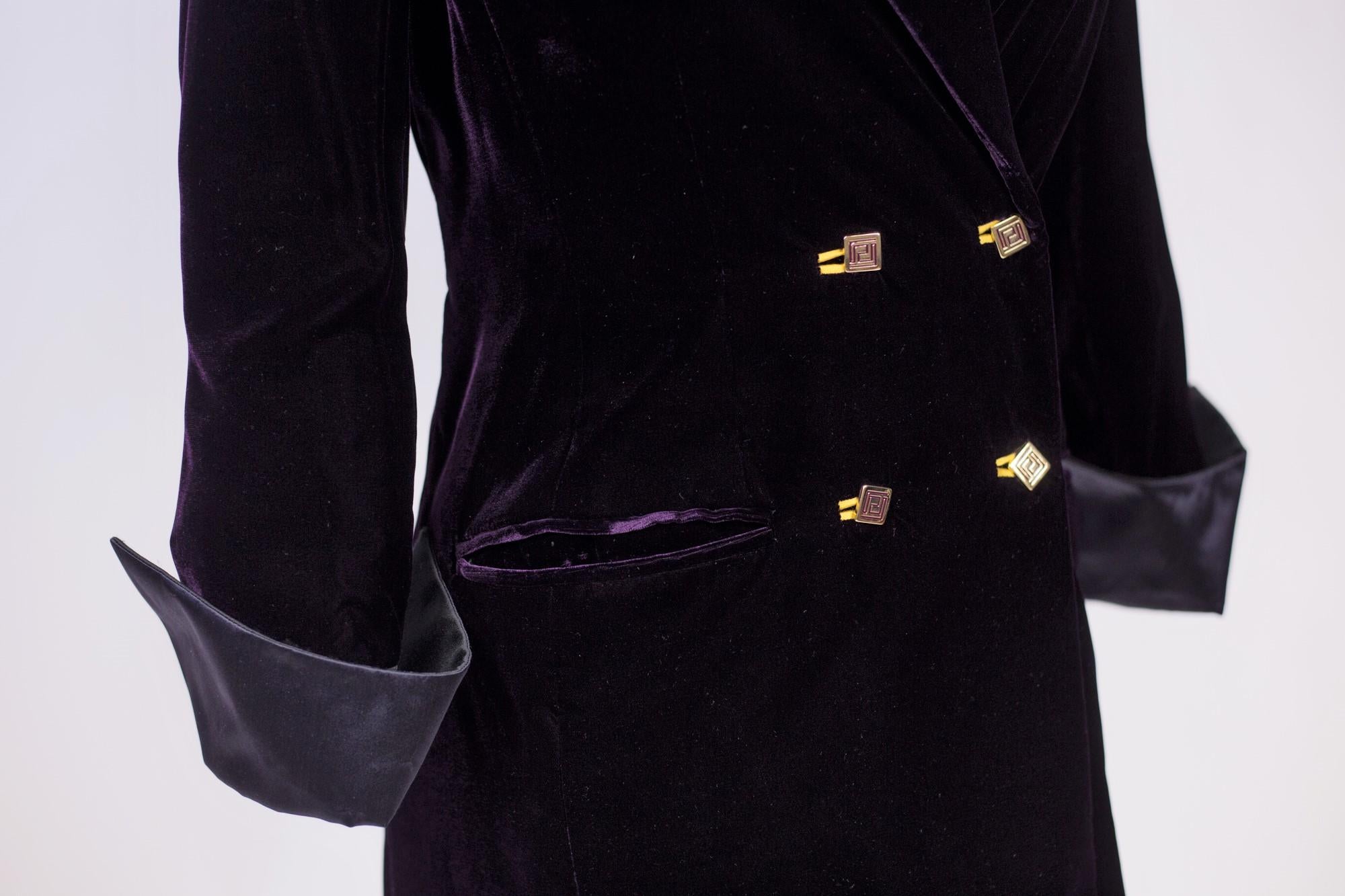  A Versace Cardinal Purple Velvet Evening Tuxedo Jacket Circa 2000 In Good Condition For Sale In Toulon, FR