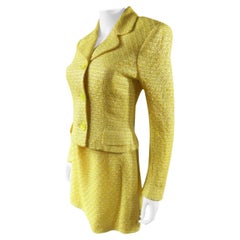 Un vestido y una chaqueta amarillos de Versace, circa 1990