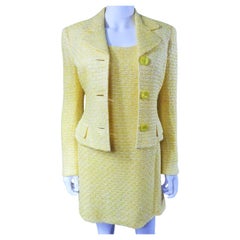 Un vestido y una chaqueta amarillos de Versace, circa 1990