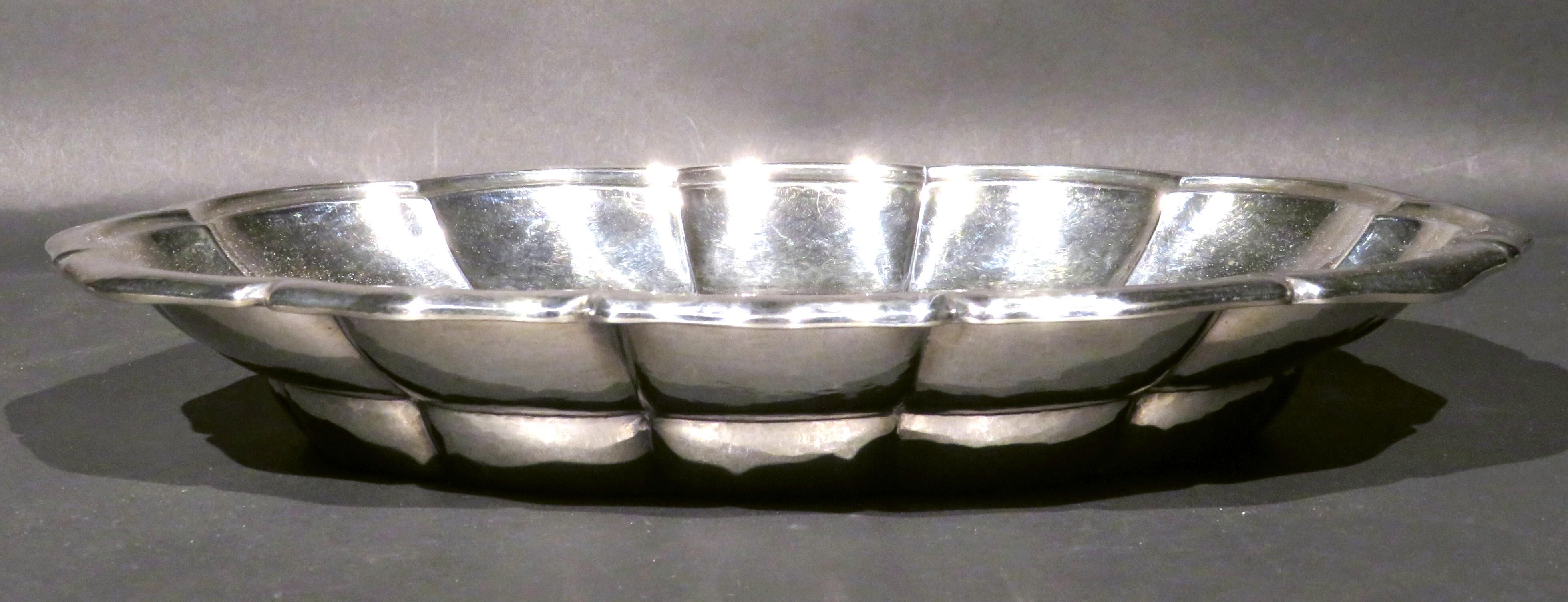  Eine sehr ansprechende österreichische Silber-Obstschale / Brottablett im Art déco-Stil, um 1925 (Gehämmert) im Angebot