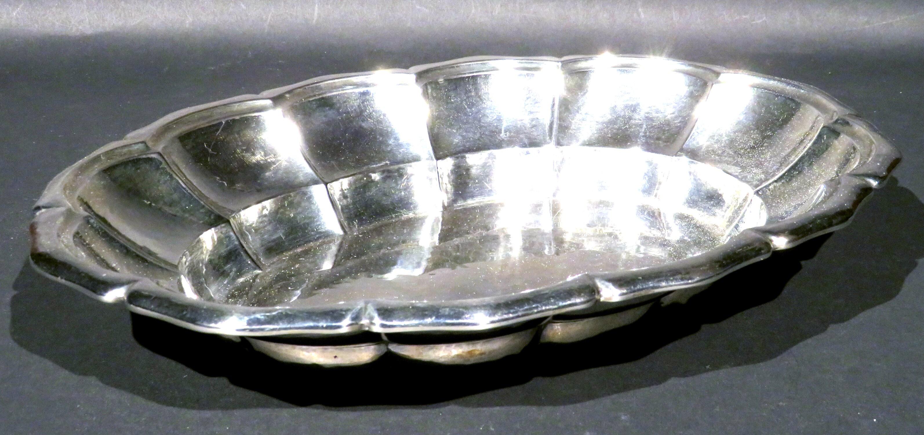  Eine sehr ansprechende österreichische Silber-Obstschale / Brottablett im Art déco-Stil, um 1925 (20. Jahrhundert) im Angebot