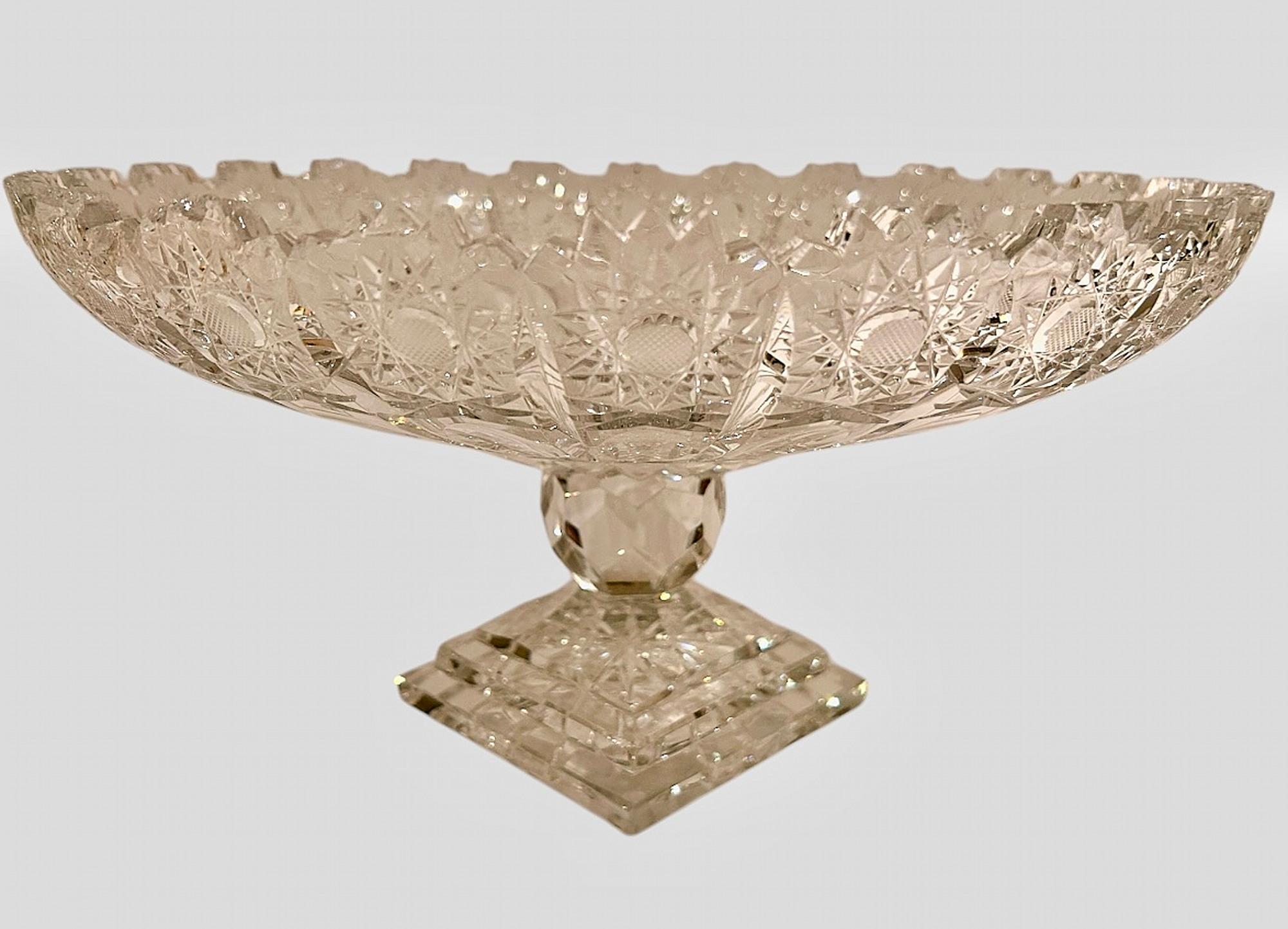 Un attraente centrotavola in cristallo di grandi dimensioni con zoccolo a tre gradini e decorato tutt'intorno. Pesa 4,6 kg. Utile per molti scopi 20° sec. La base misura 12 x 12 cm con un diametro della ciotola di 35 cm.