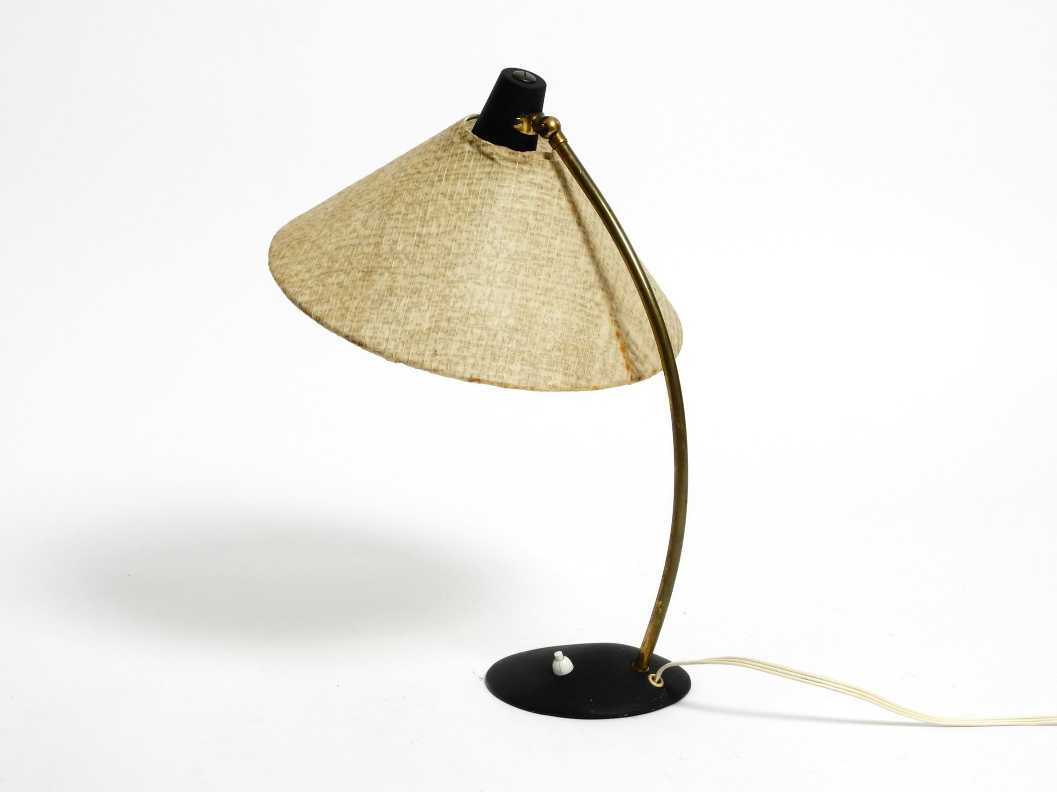A very beautiful classic, large Mid Century table lamp with fiberglass shade In Good Condition For Sale In München, DE