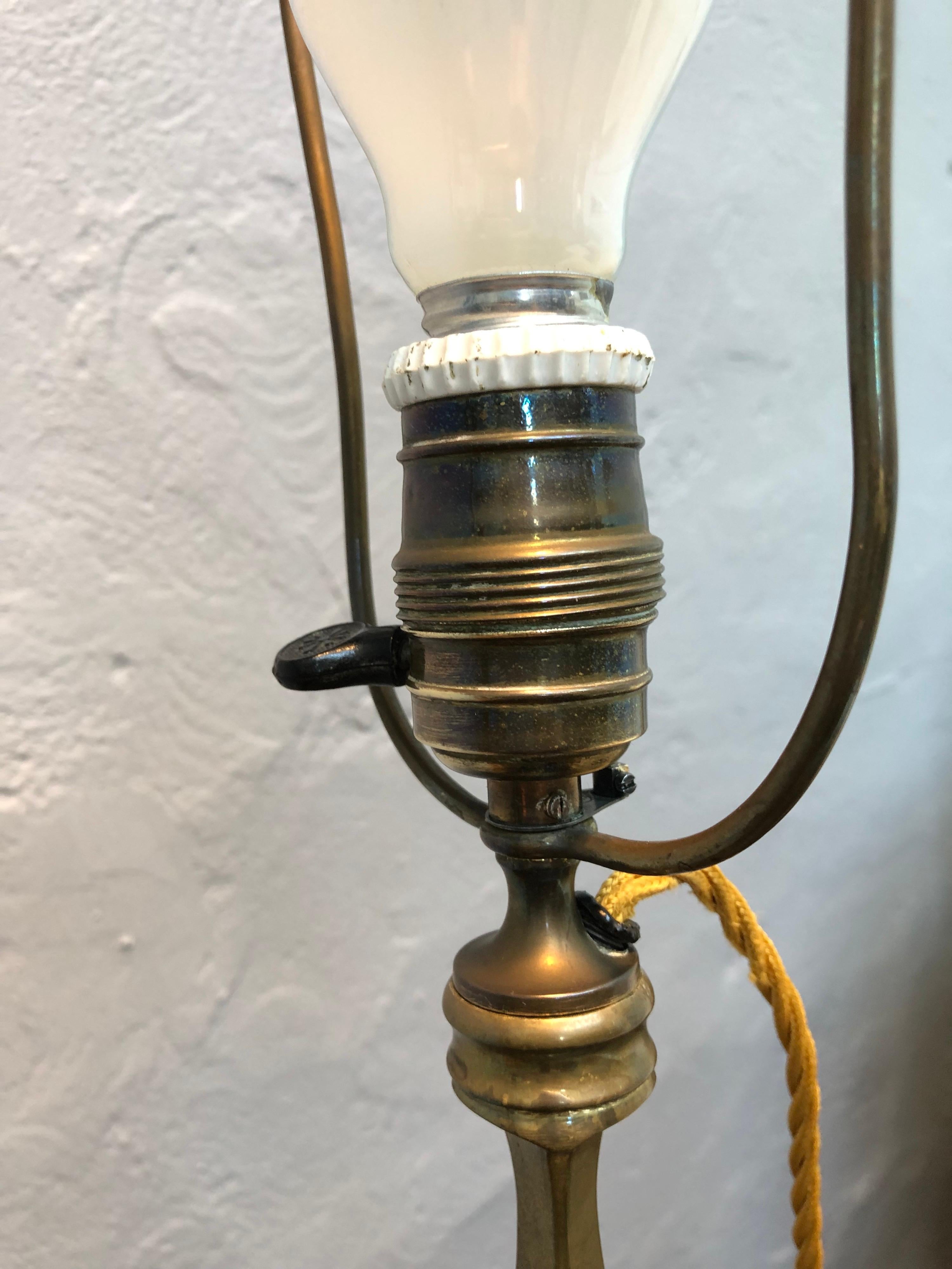 Magnifique lampe de bureau danoise Art Nouveau des années 1920 en laiton en vente 1