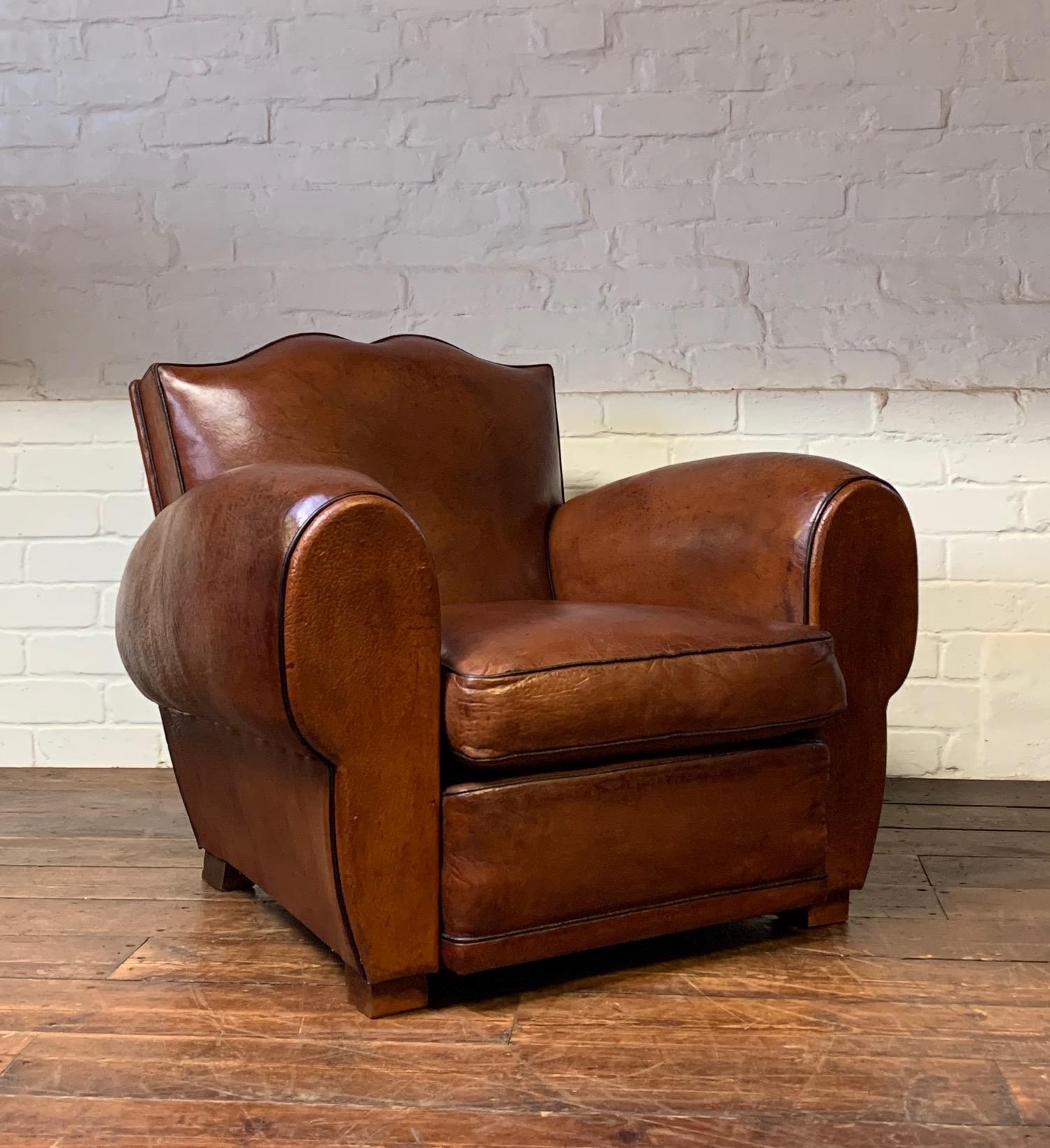 Una bellissima sedia da club francese in pelle Havana Modello Baffi Circa 1930 in vendita 3