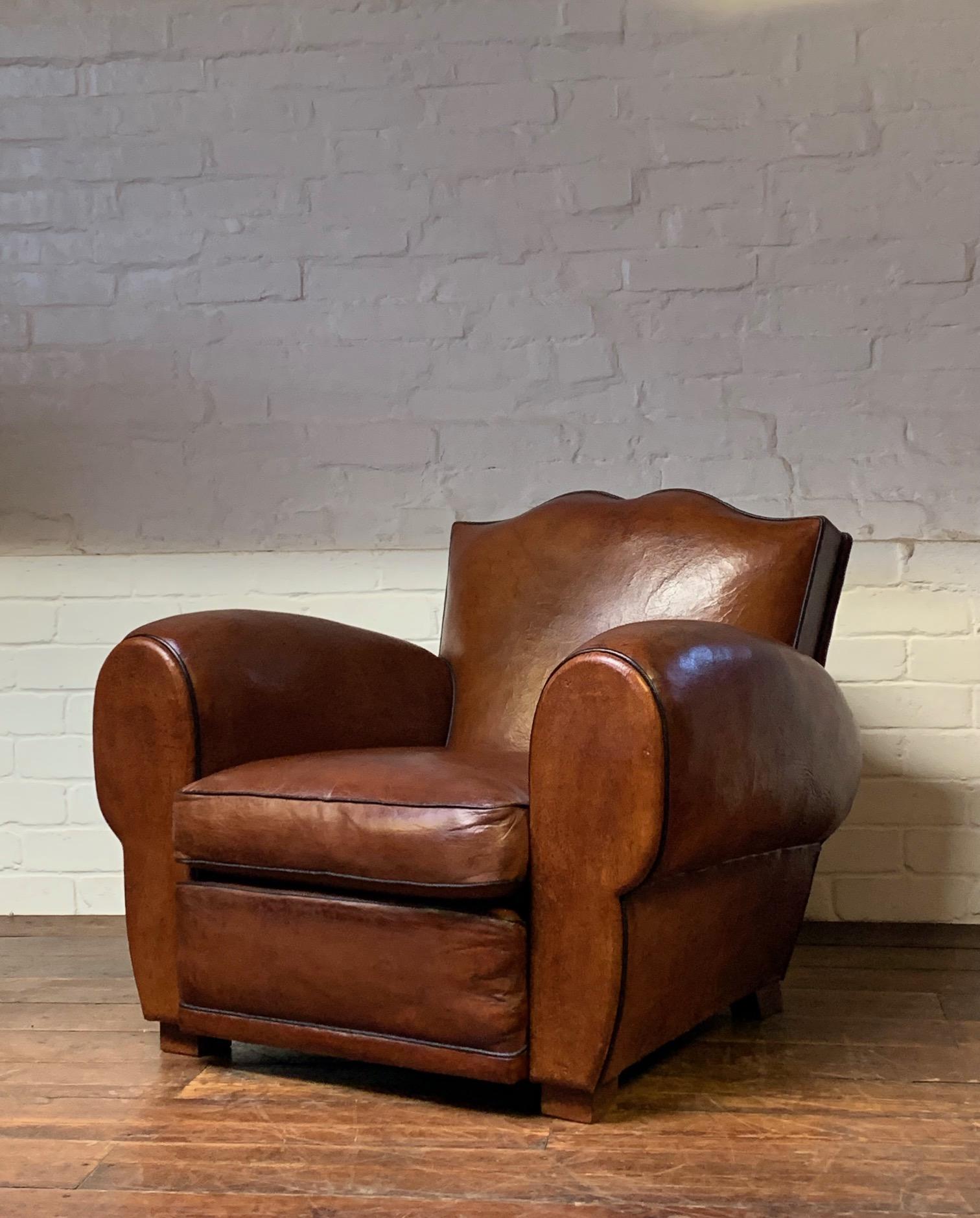 Una bellissima sedia da club francese in pelle Havana Modello Baffi Circa 1930

Si tratta di un meraviglioso esempio di sedia iconica, un primo modello a baffi con braccioli a sigaro cubano e schienale basso. Va da sé che questo primo esemplare è