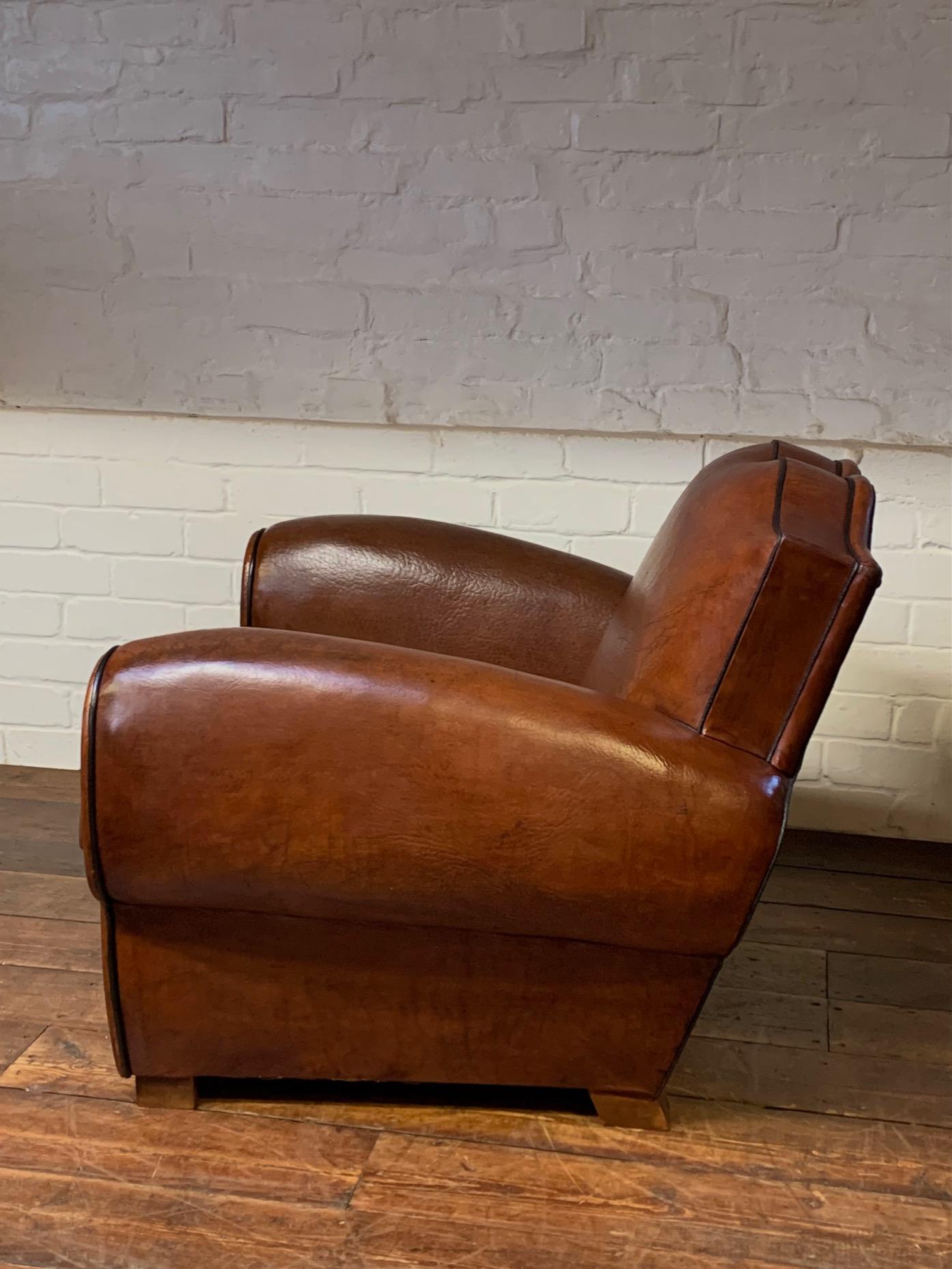 Francese Una bellissima sedia da club francese in pelle Havana Modello Baffi Circa 1930 in vendita