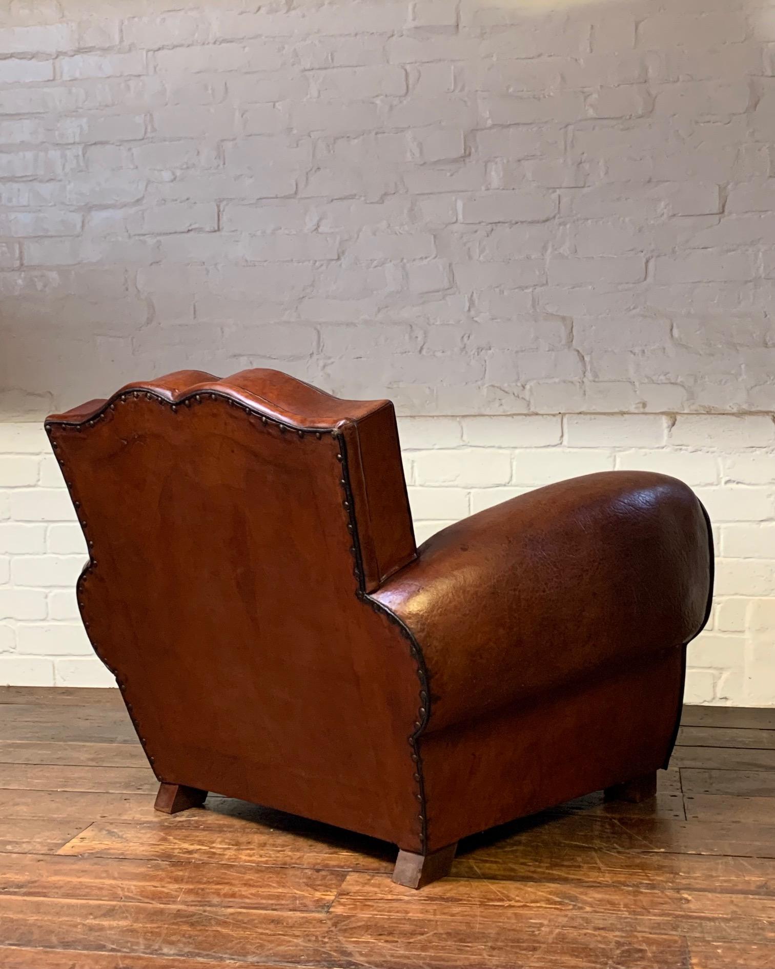 Una bellissima sedia da club francese in pelle Havana Modello Baffi Circa 1930 In condizioni buone in vendita a Hastings, GB