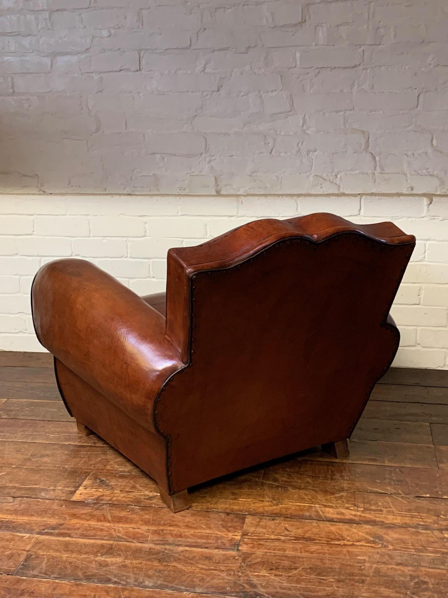 XX secolo Una bellissima sedia da club francese in pelle Havana Modello Baffi Circa 1930 in vendita