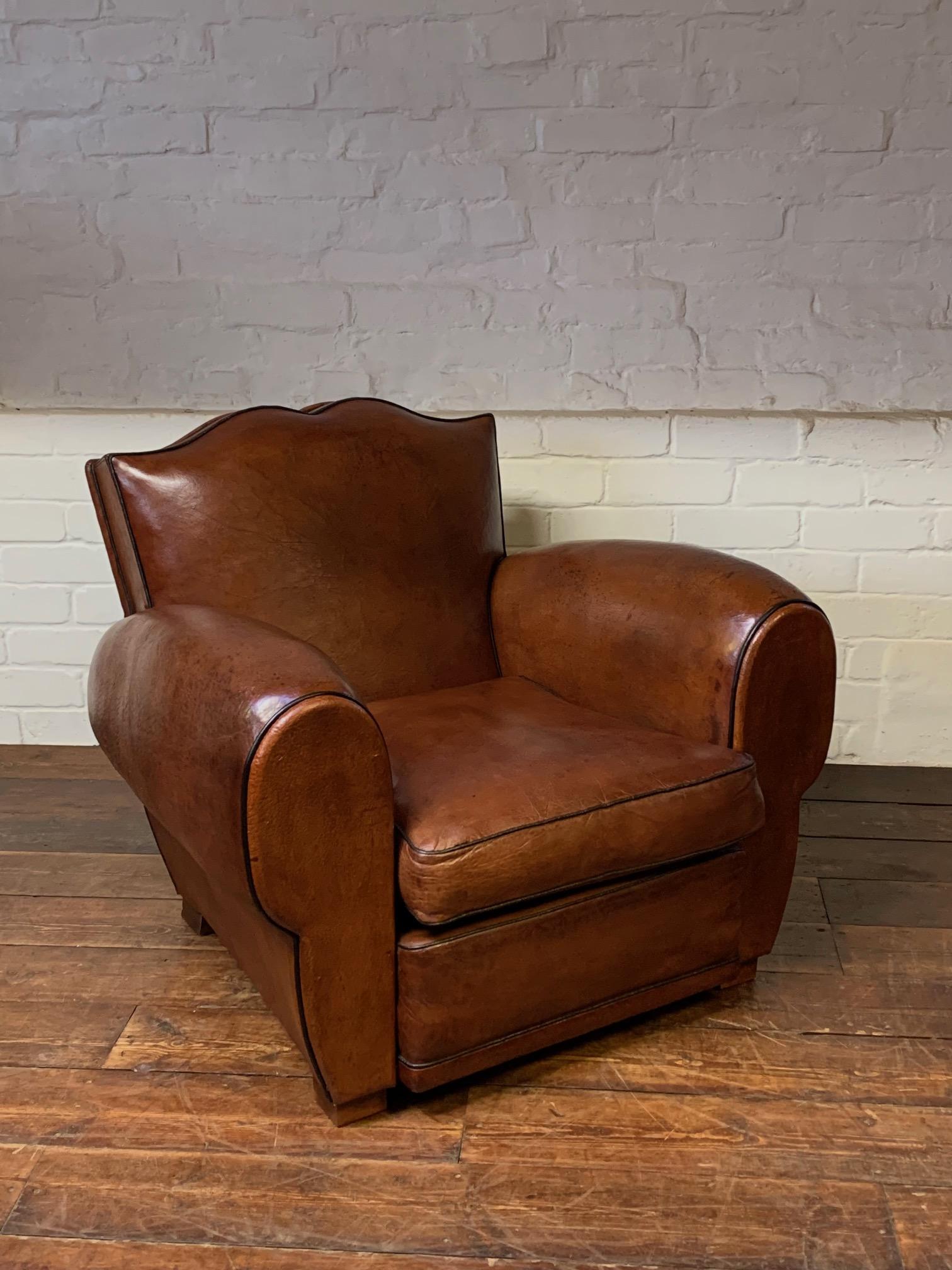 Pelle Una bellissima sedia da club francese in pelle Havana Modello Baffi Circa 1930 in vendita