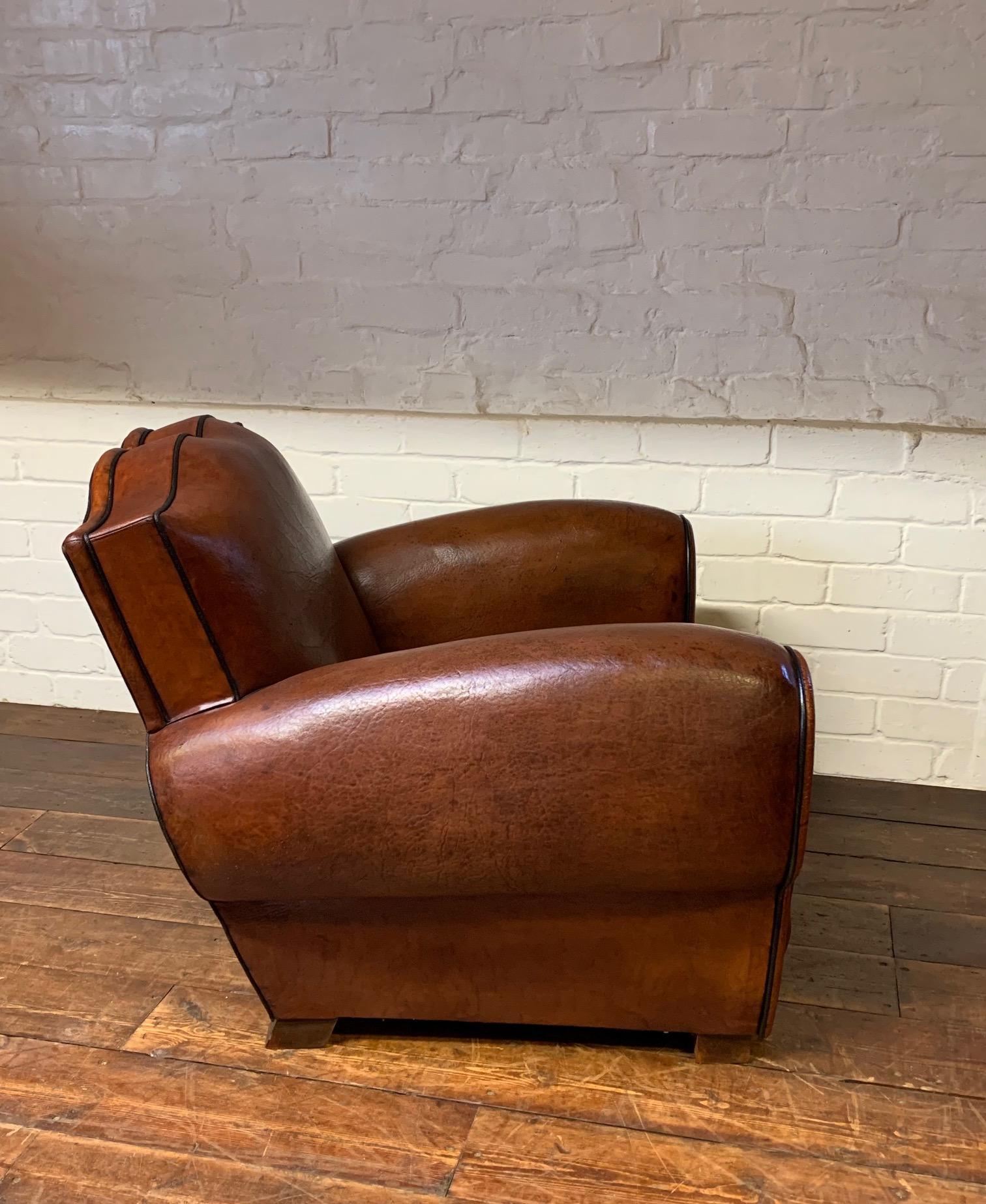 Una bellissima sedia da club francese in pelle Havana Modello Baffi Circa 1930 in vendita 2