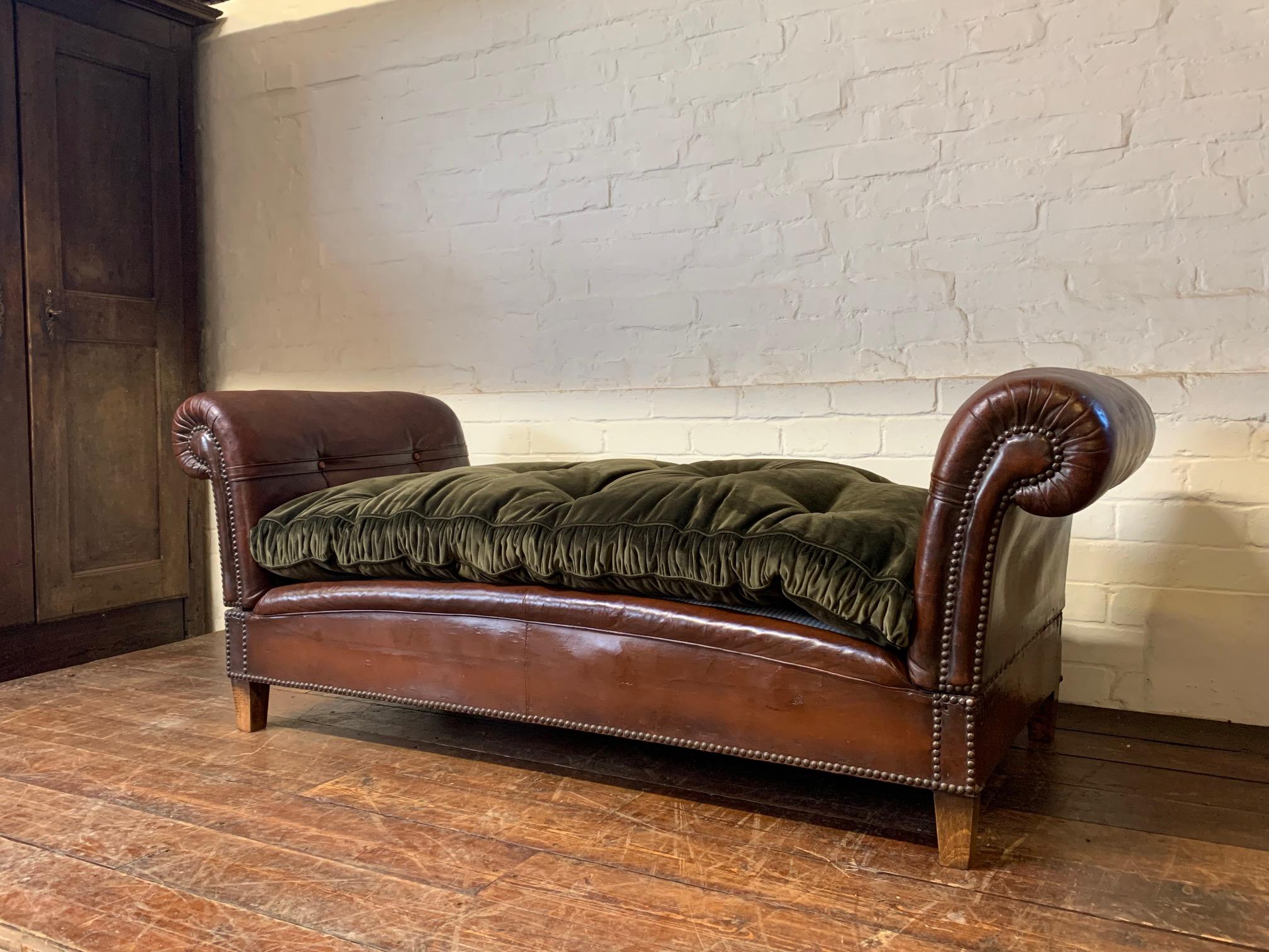 Très beau lit de repos en cuir, France Début du 20ème siècle, Club Chair en vente 5