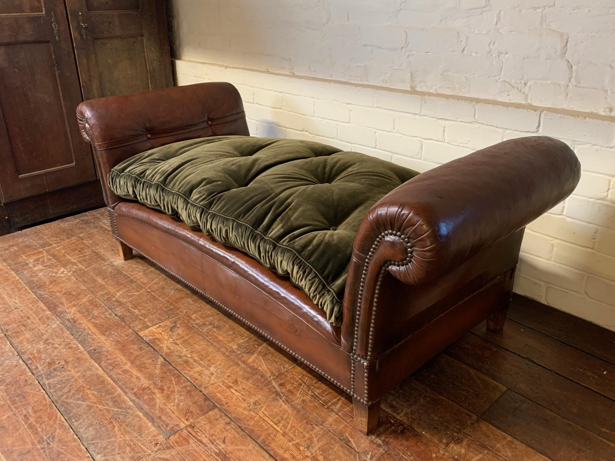 Très beau lit de repos en cuir, France Début du 20ème siècle, Club Chair en vente 6