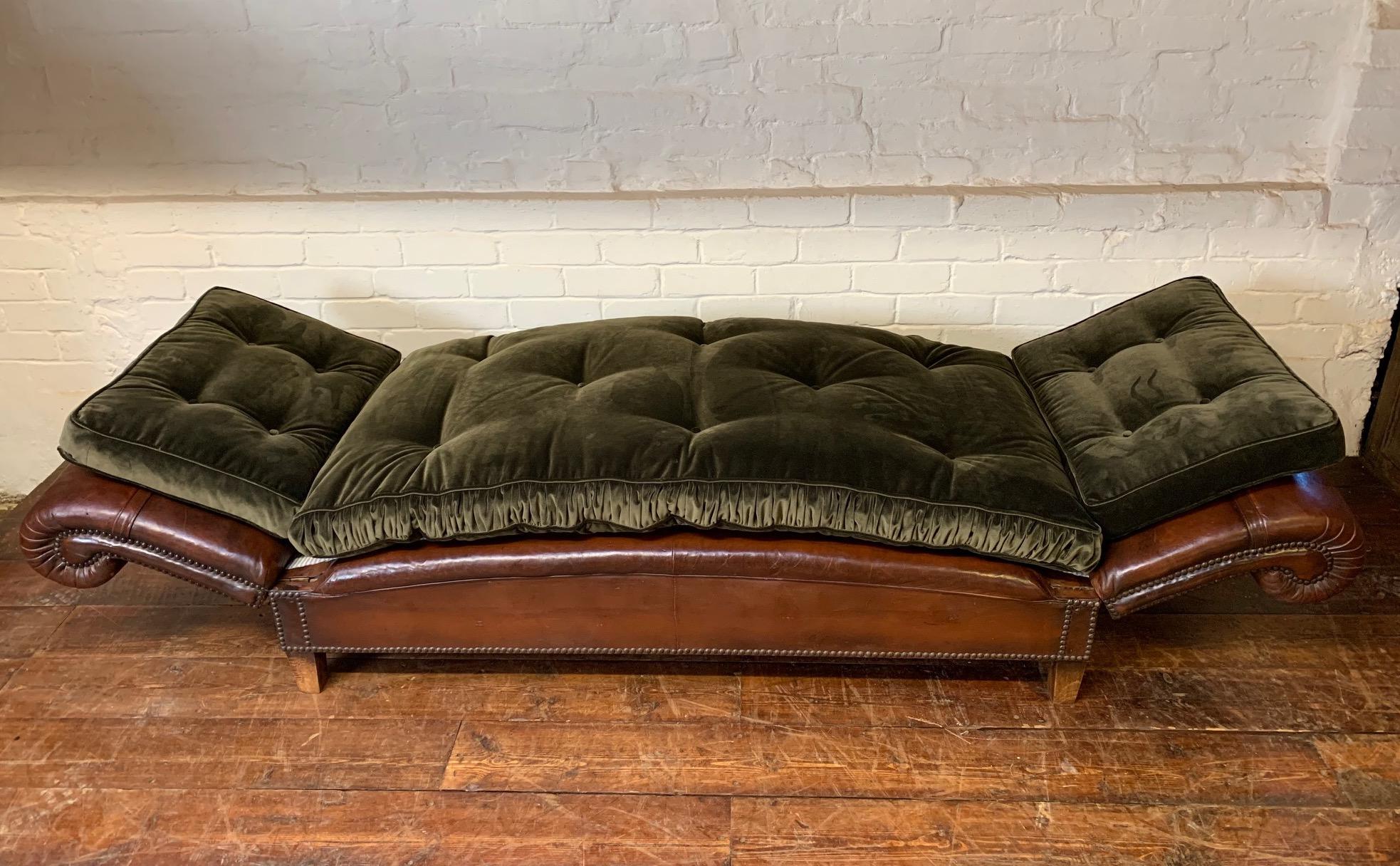 Très beau lit de repos en cuir, France Début du 20ème siècle, Club Chair en vente 8