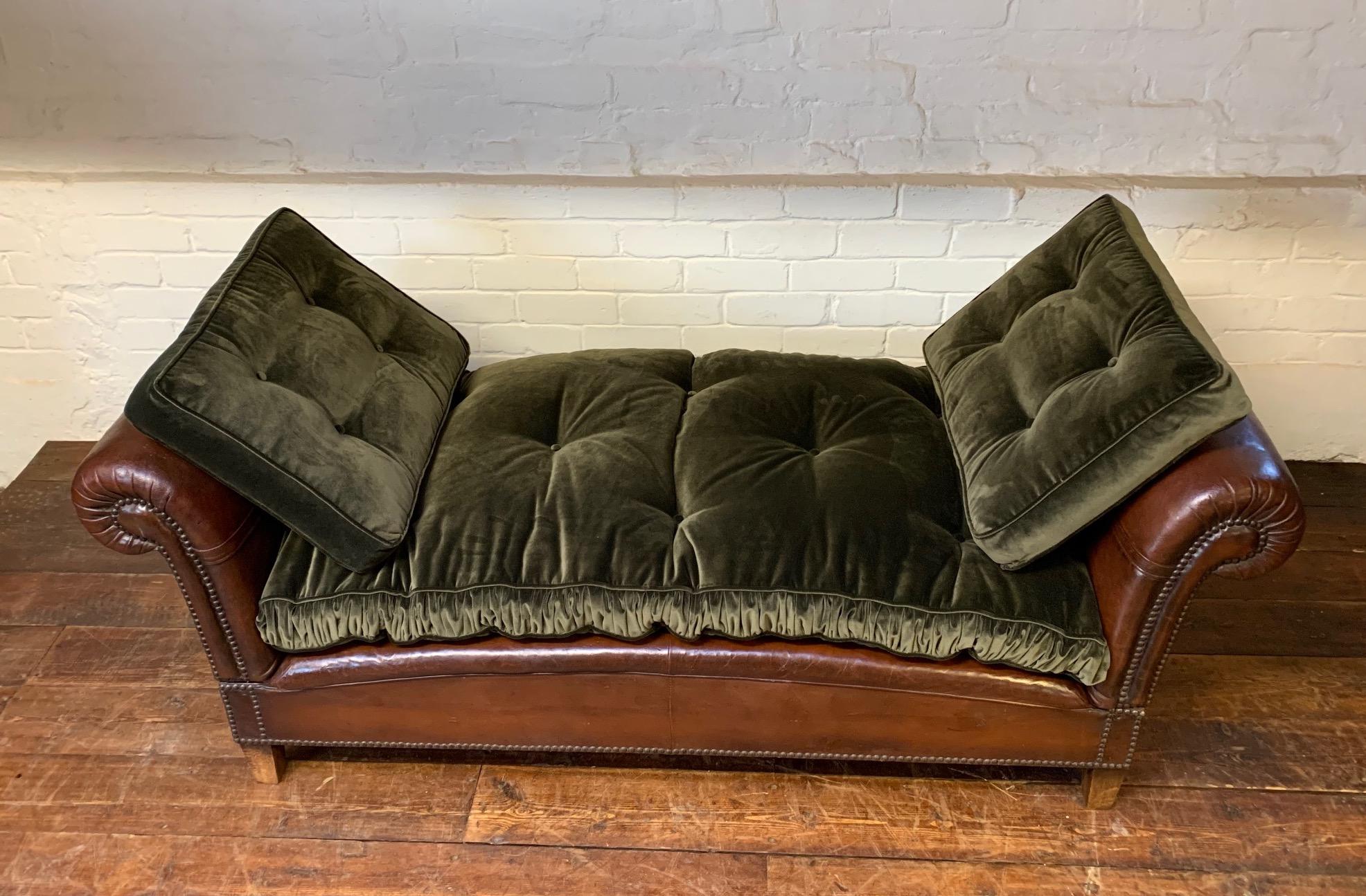 Très beau lit de repos en cuir, France Début du 20ème siècle, Club Chair 

Cette banquette française en cuir du début du 20e siècle est tout simplement magnifique. Il dispose de quatre positions réglables. Le fonctionnement est simple et élégant,