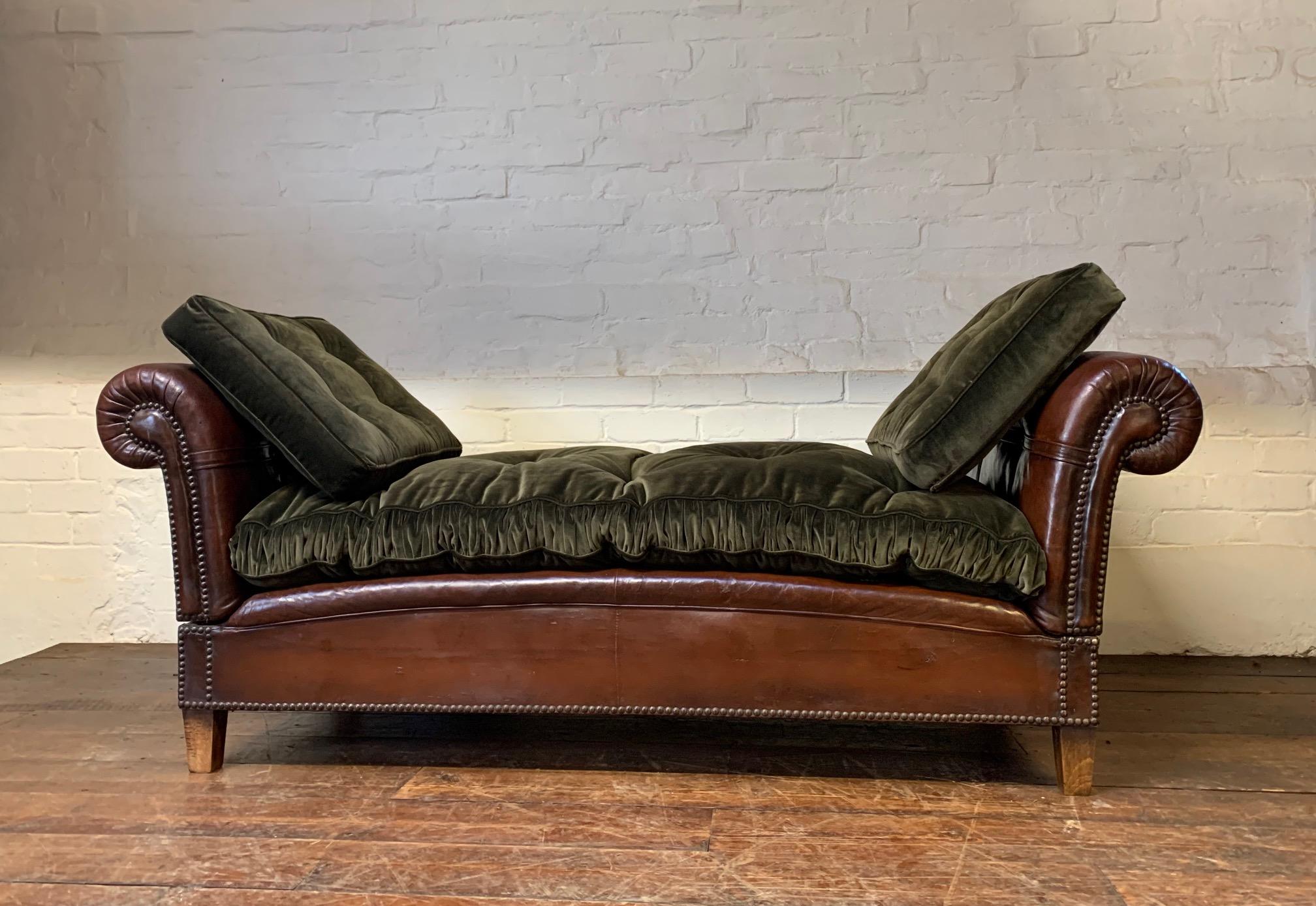 Art déco Très beau lit de repos en cuir, France Début du 20ème siècle, Club Chair en vente