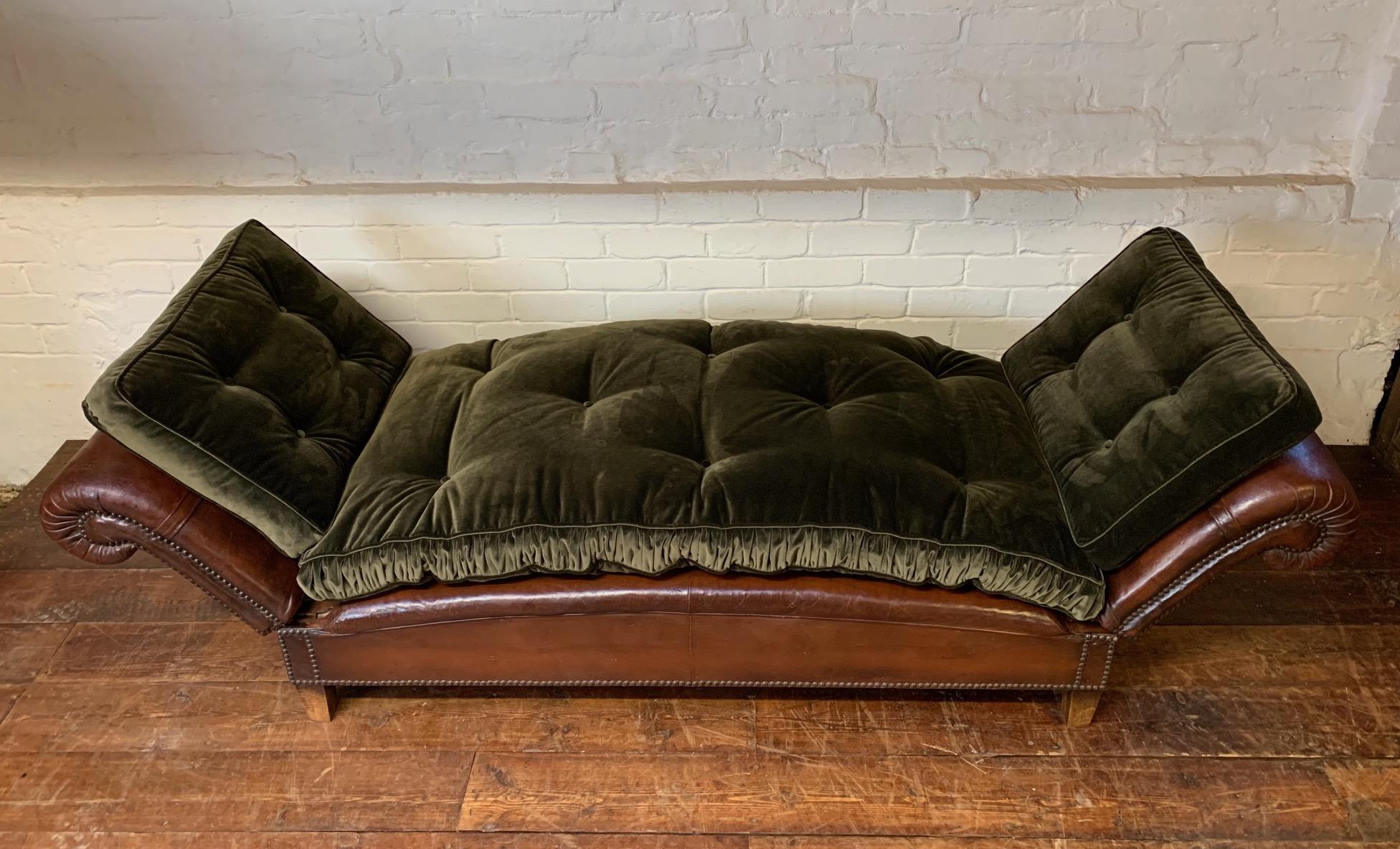 Français Très beau lit de repos en cuir, France Début du 20ème siècle, Club Chair en vente