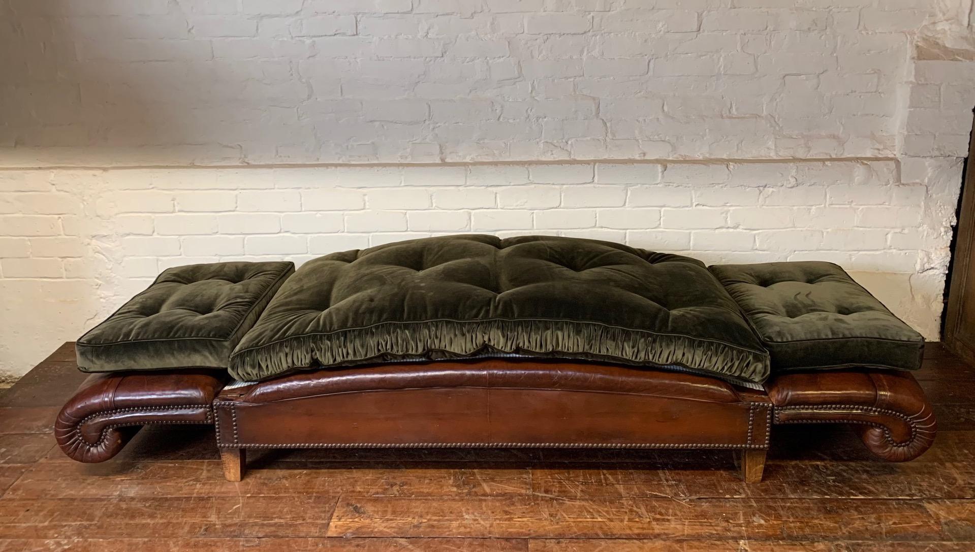 Très beau lit de repos en cuir, France Début du 20ème siècle, Club Chair Bon état - En vente à Hastings, GB