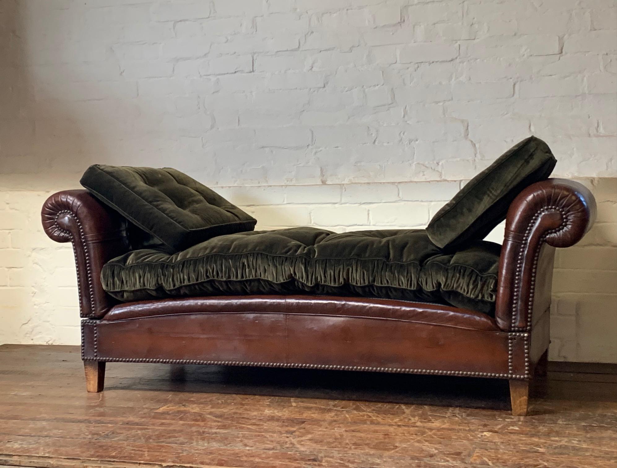 20ième siècle Très beau lit de repos en cuir, France Début du 20ème siècle, Club Chair en vente