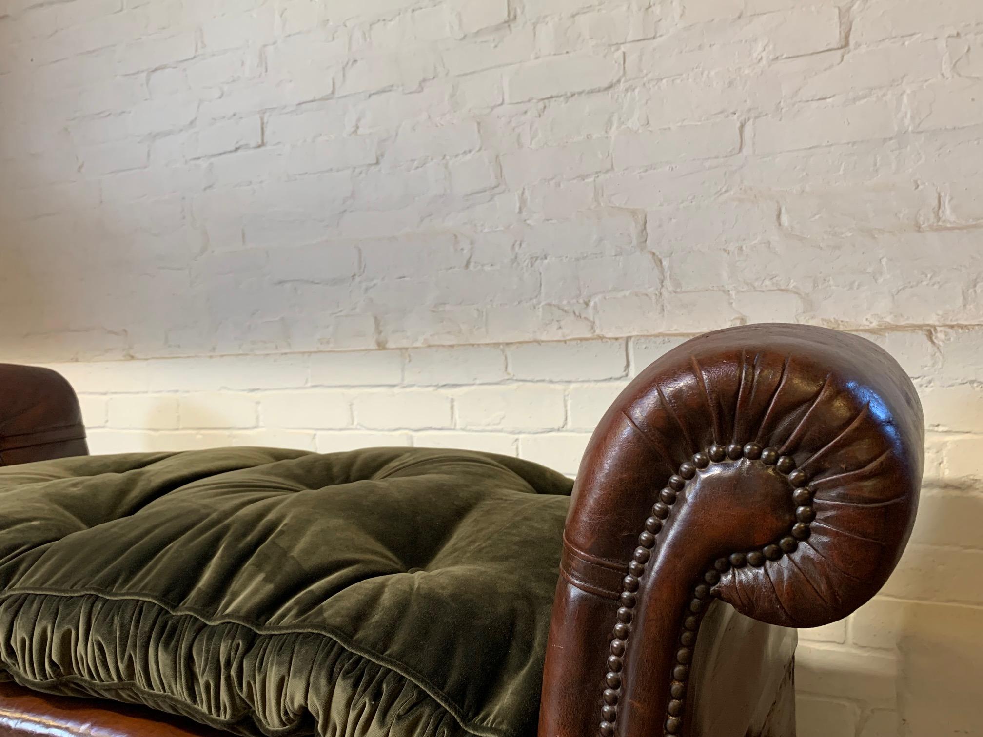 Cuir Très beau lit de repos en cuir, France Début du 20ème siècle, Club Chair en vente