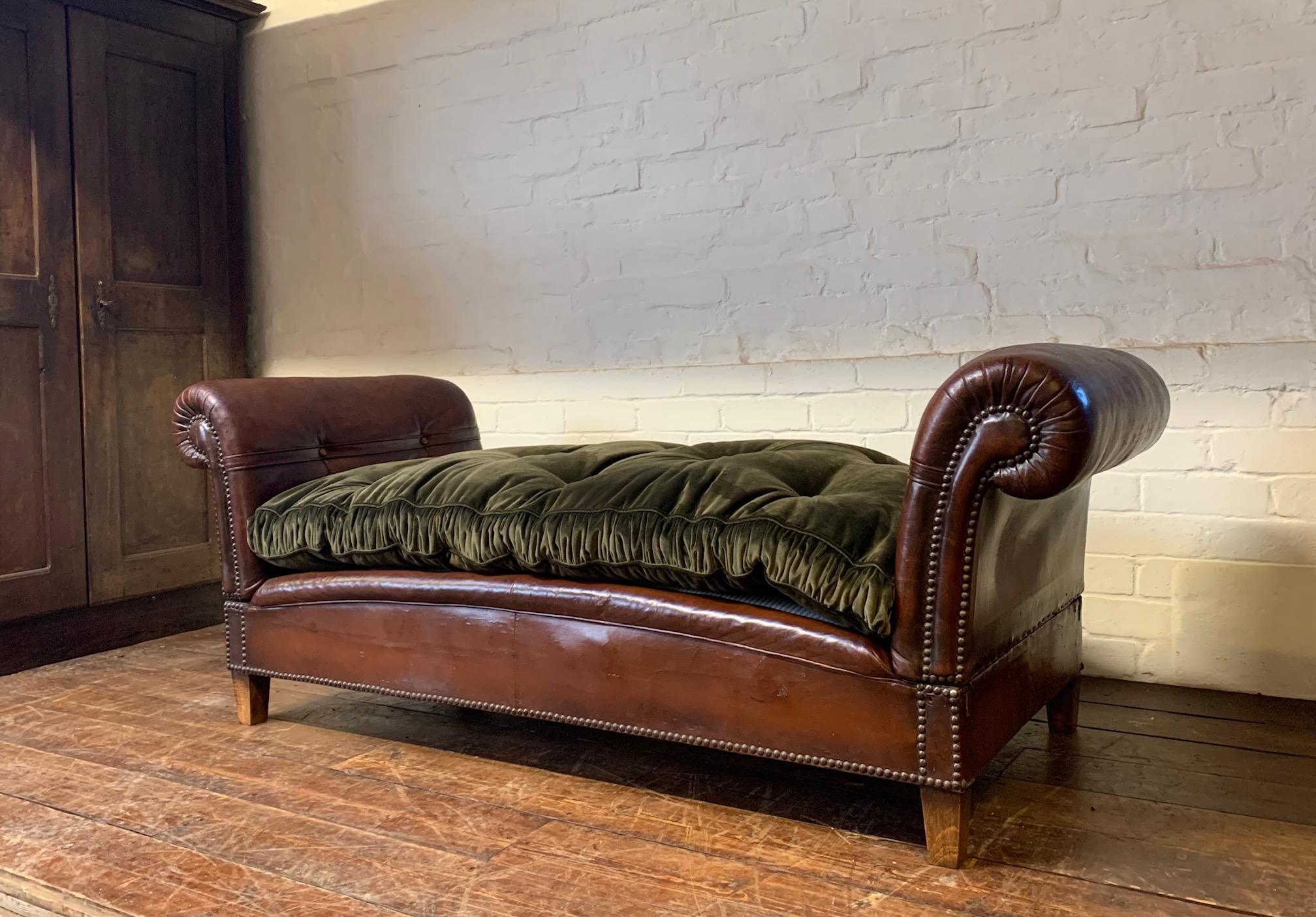 Très beau lit de repos en cuir, France Début du 20ème siècle, Club Chair en vente 1