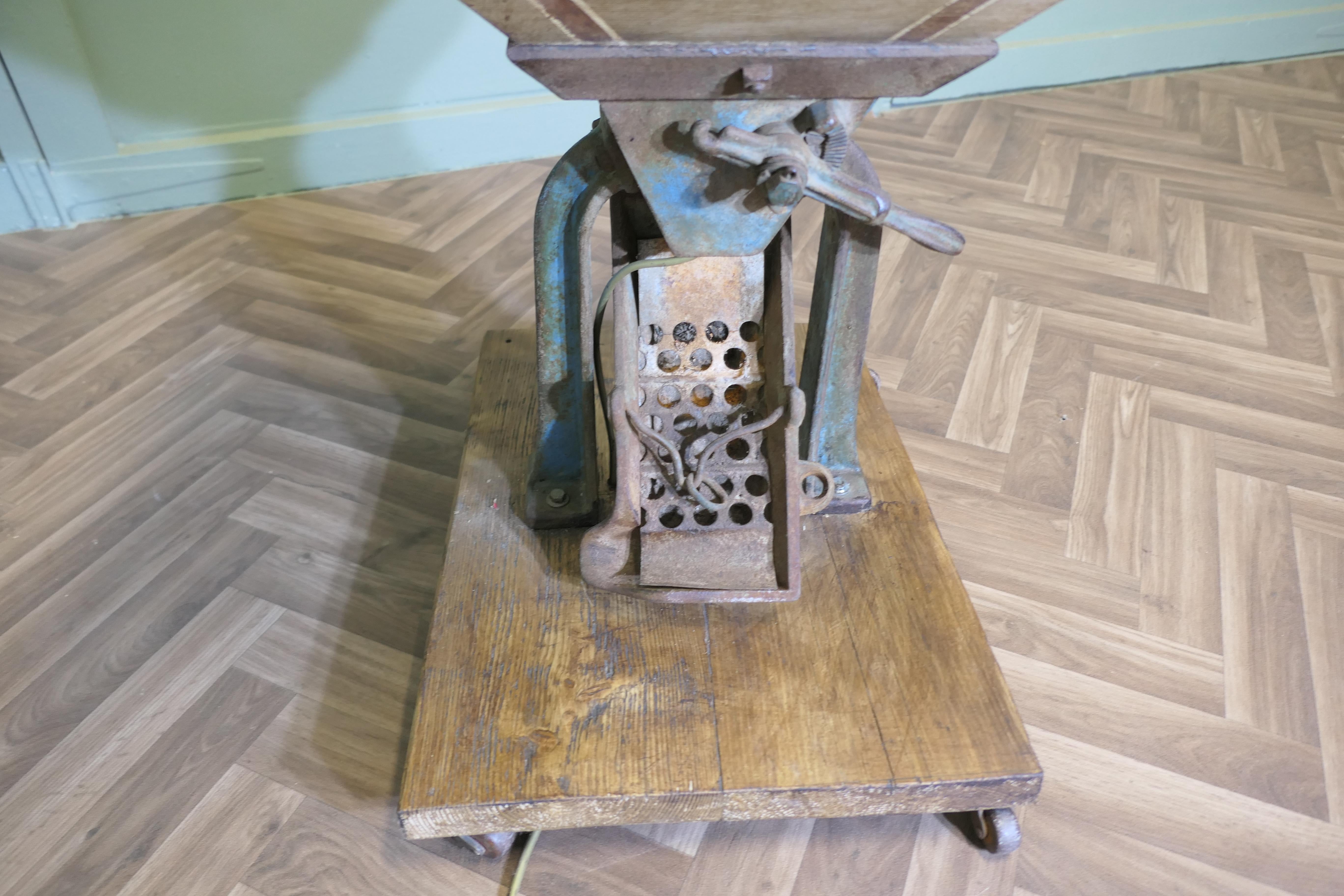 A Very Different Quirky Side or Lamp Table In Good Condition For Sale In Godshill, Isle of Wight