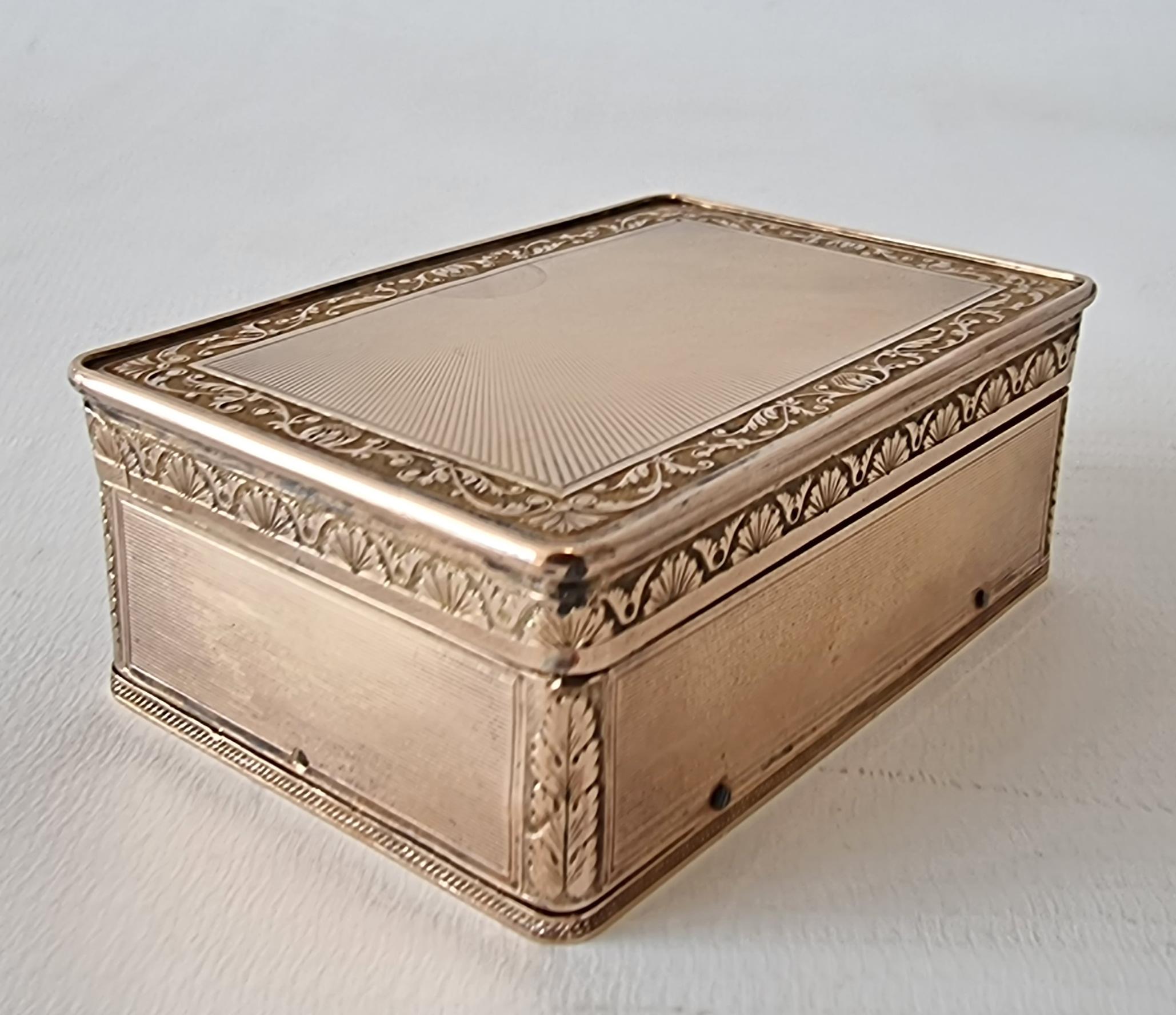 Very Early 19th Century Engine Turned Silver Gilt Musical Snuff Box In Good Condition For Sale In London, GB
