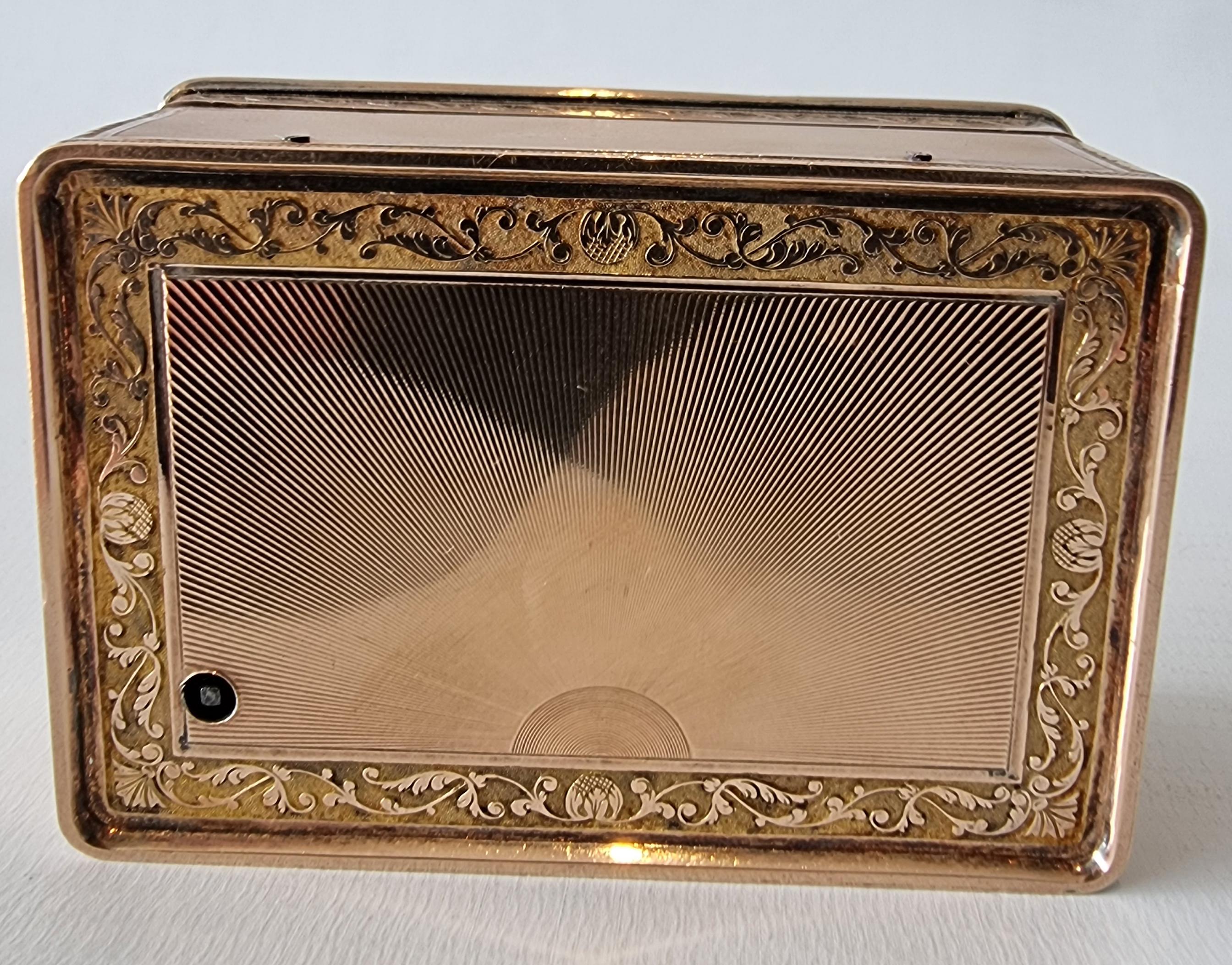 Very Early 19th Century Engine Turned Silver Gilt Musical Snuff Box For Sale 2