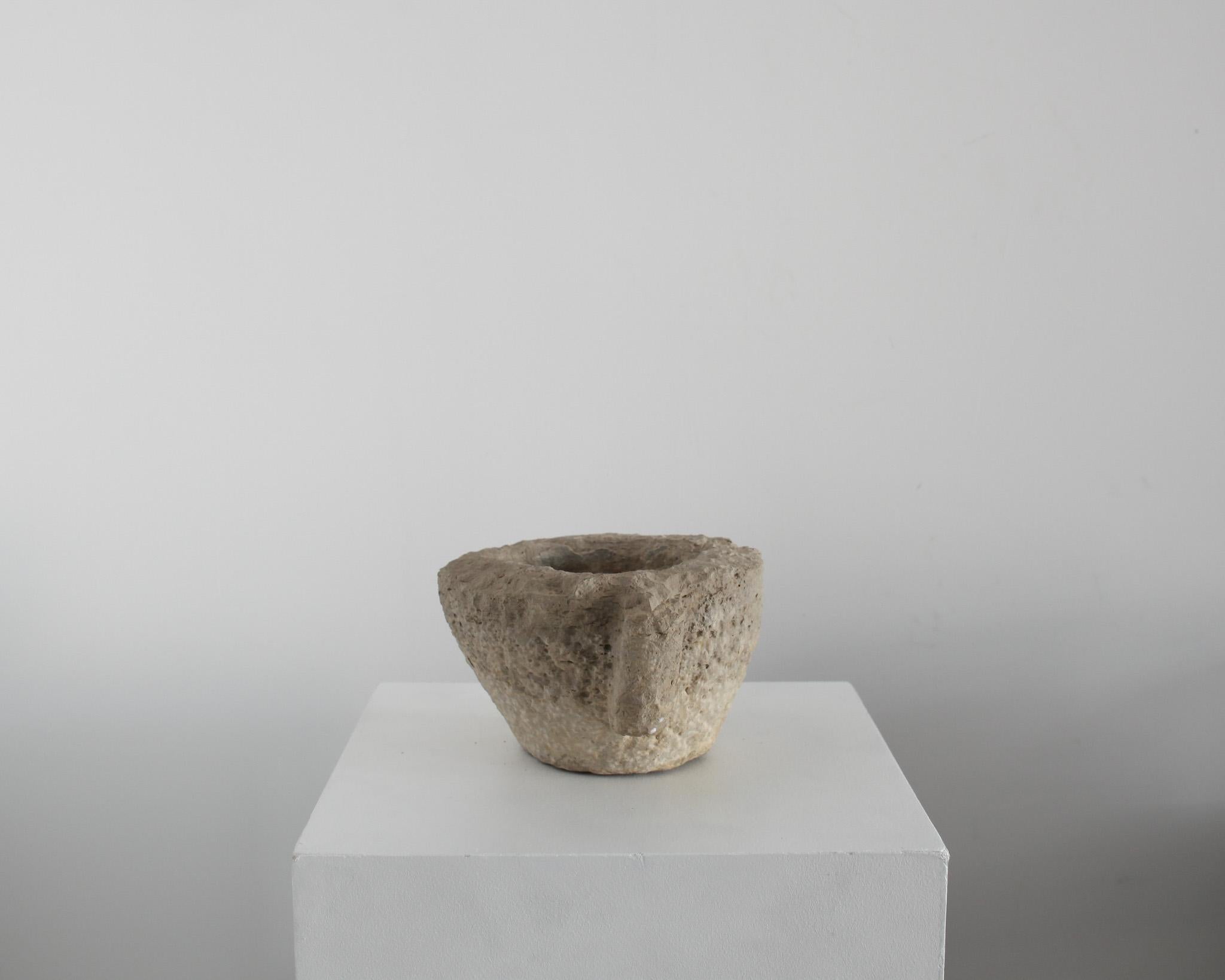 A Very Early Primitive Wabi Sabi 17Th C. Spanish Stone Mortar In Good Condition For Sale In London, GB
