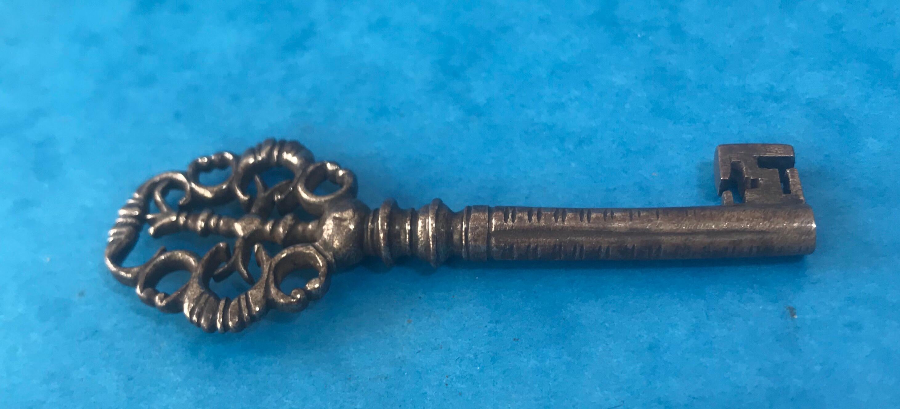Very Early Unusual and Superb Steel Lantern Key In Good Condition For Sale In Windsor, Berkshire