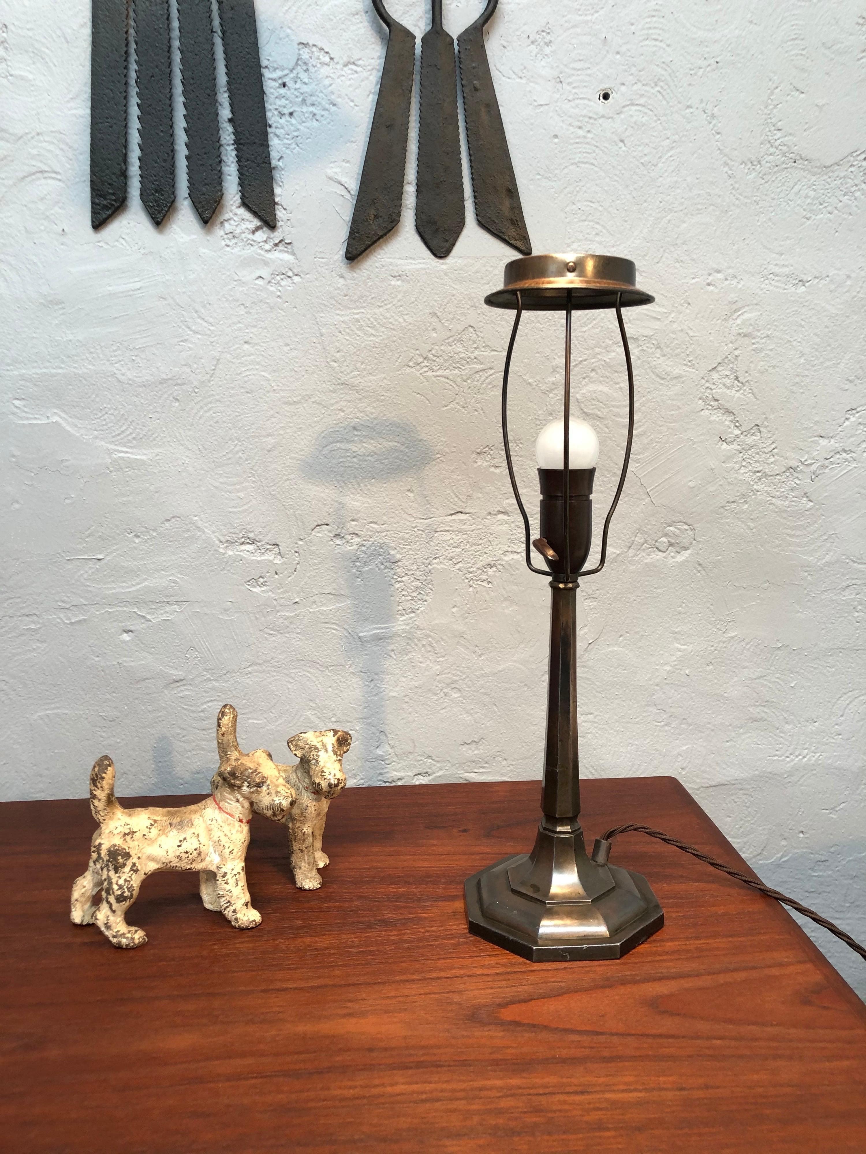 Very Elegant Antique Art Deco Table Lamp in Cast Alloy For Sale 1