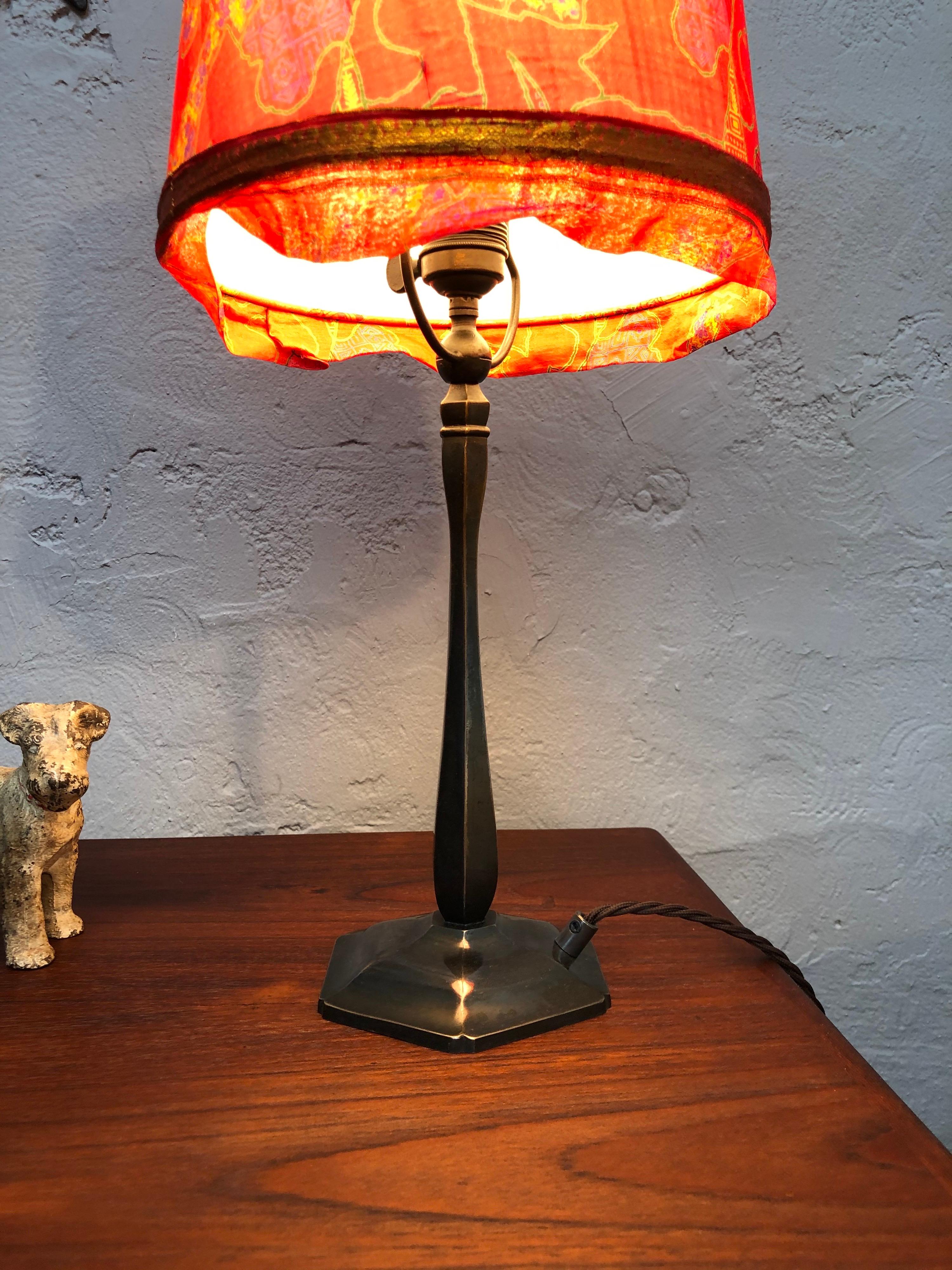 Très élégante lampe de bureau Art déco ancienne en bronze moulé en vente 4