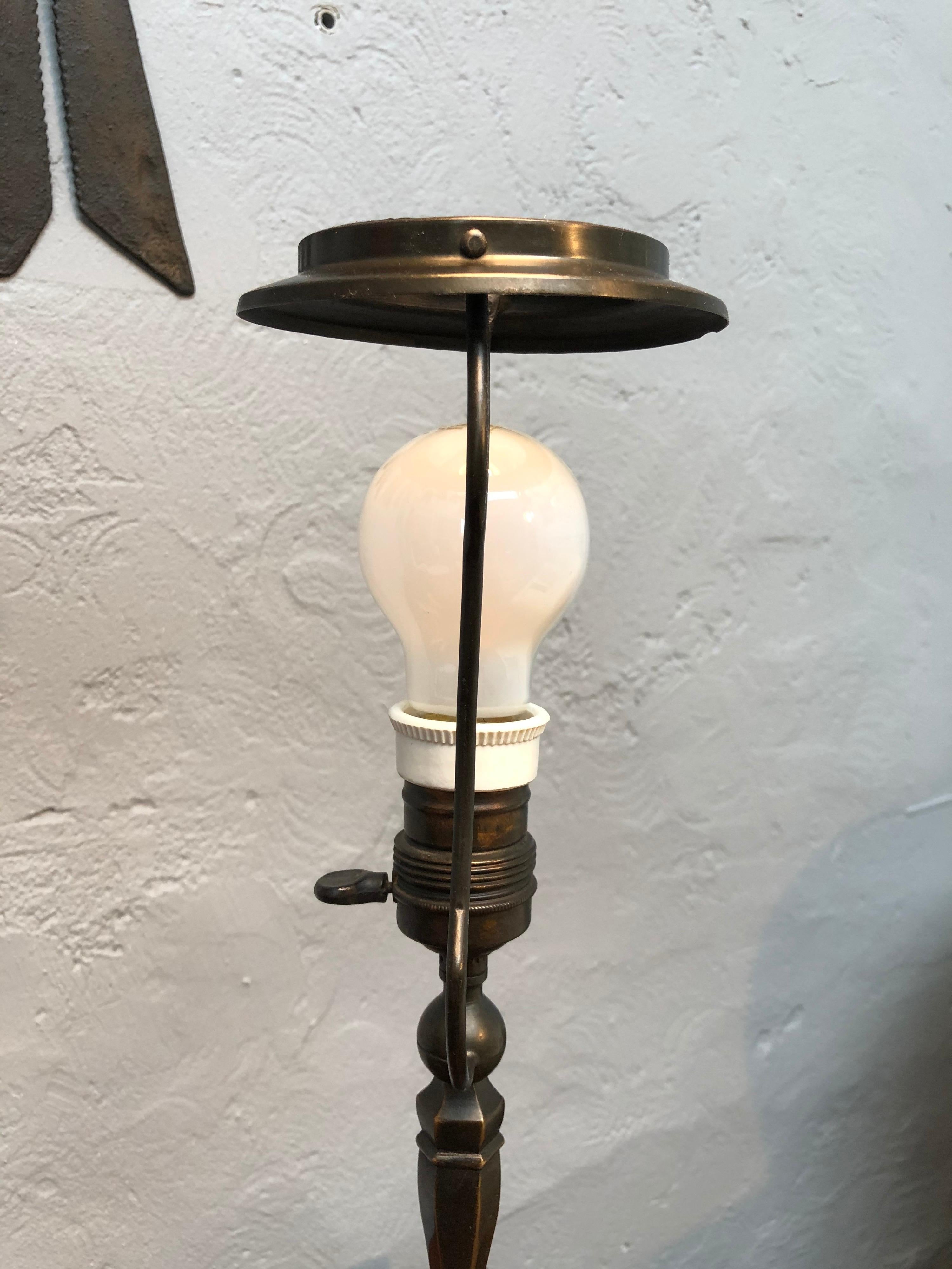 Début du 20ème siècle Très élégante lampe de bureau Art déco ancienne en bronze moulé en vente