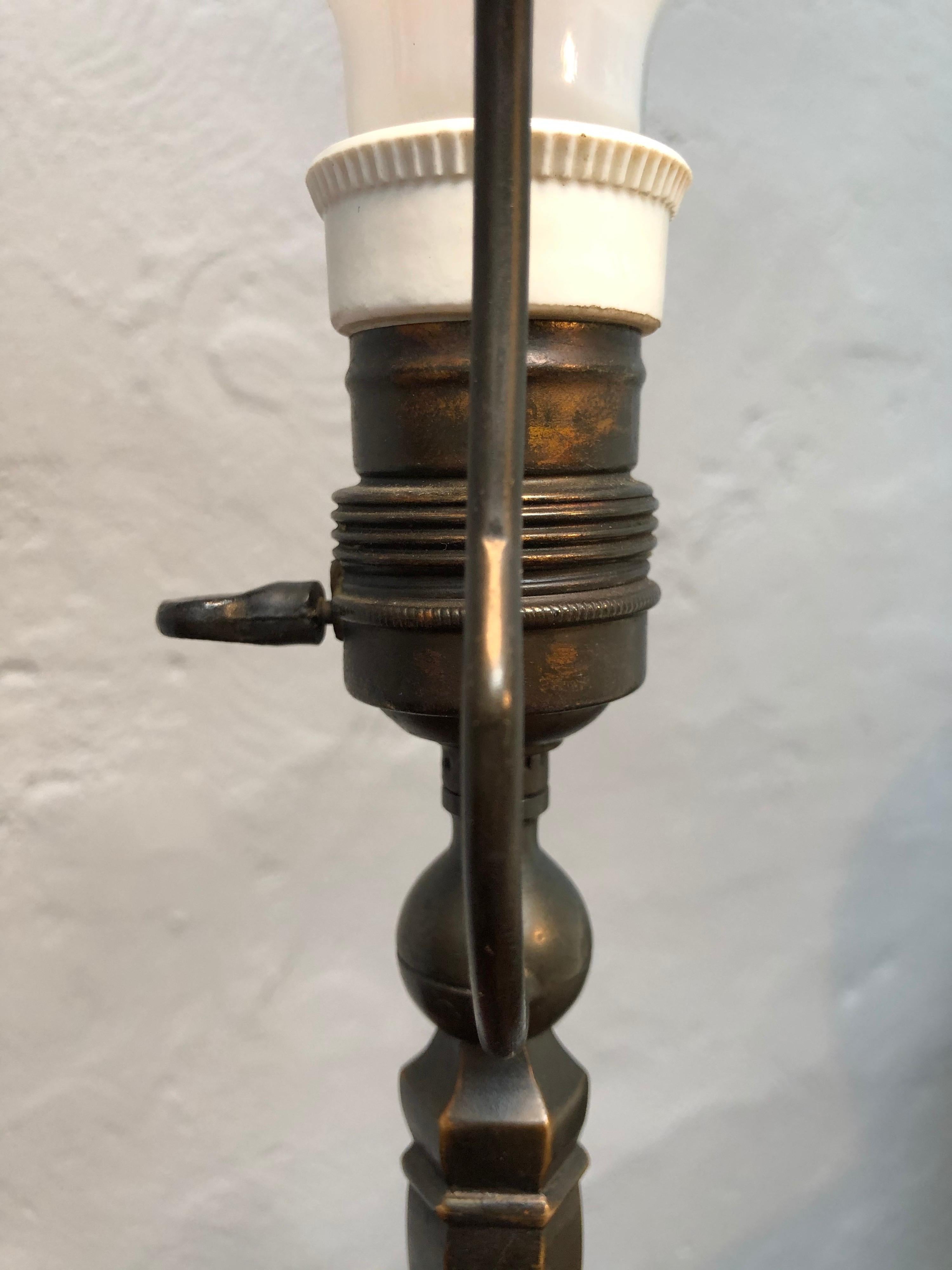 Bronze Très élégante lampe de bureau Art déco ancienne en bronze moulé en vente