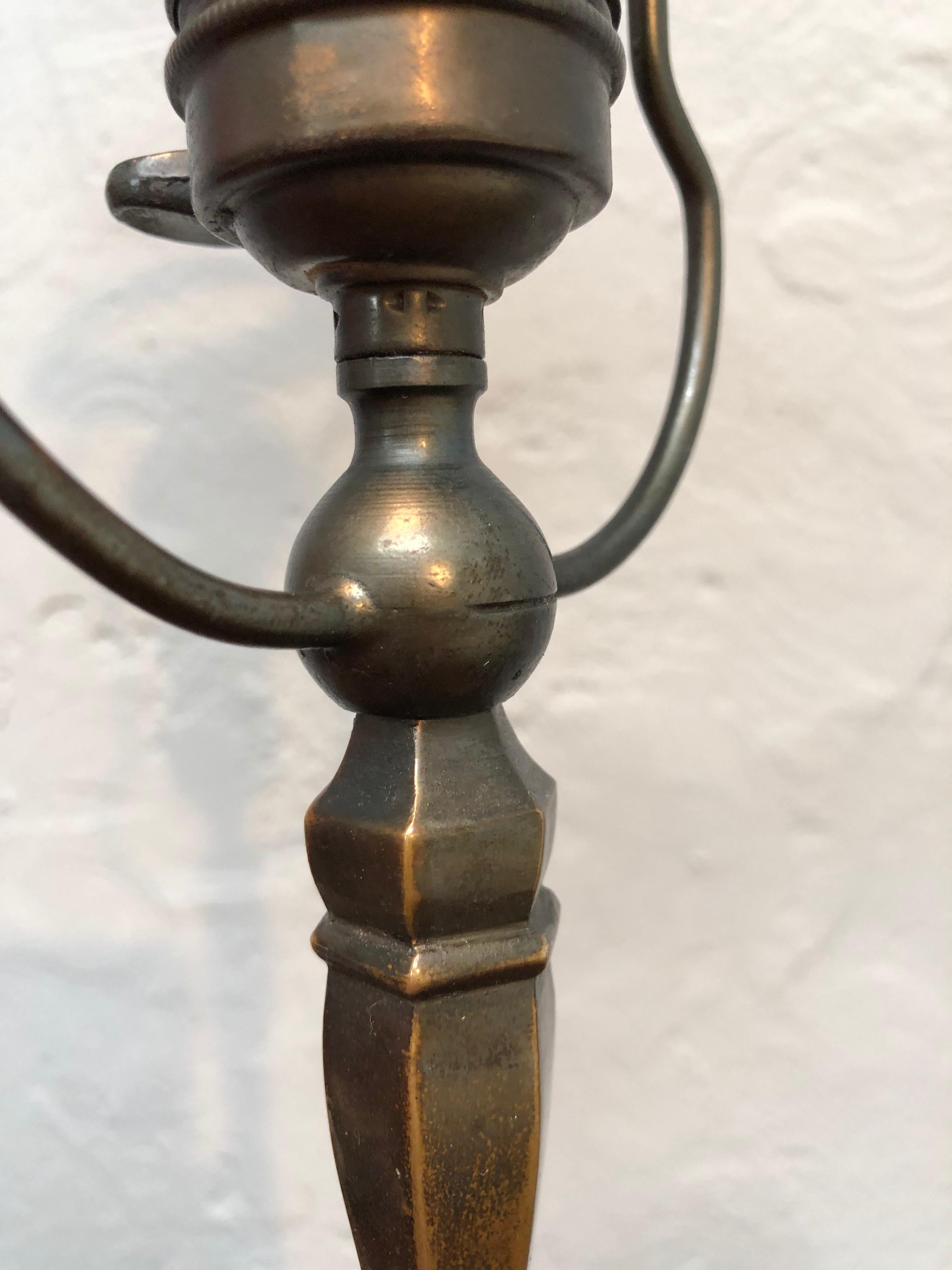 Very Elegant Antique Art Deco Table Lamp in Cast Bronze For Sale 2
