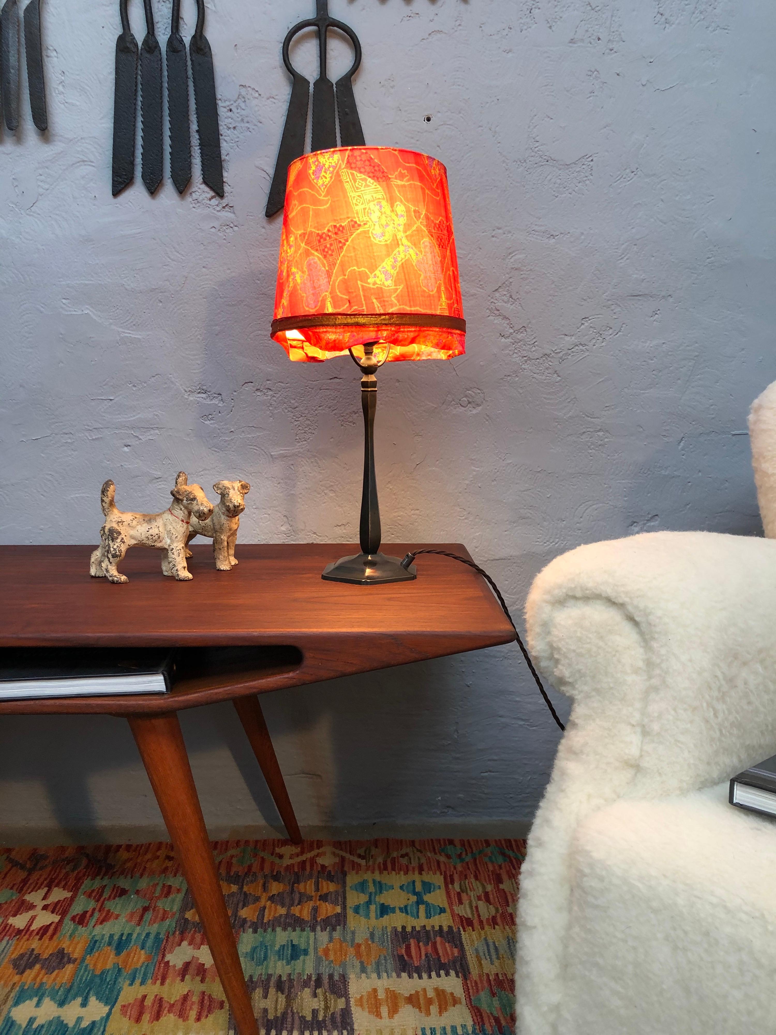 Very Elegant Antique Art Deco Table Lamp in Cast Bronze For Sale 3