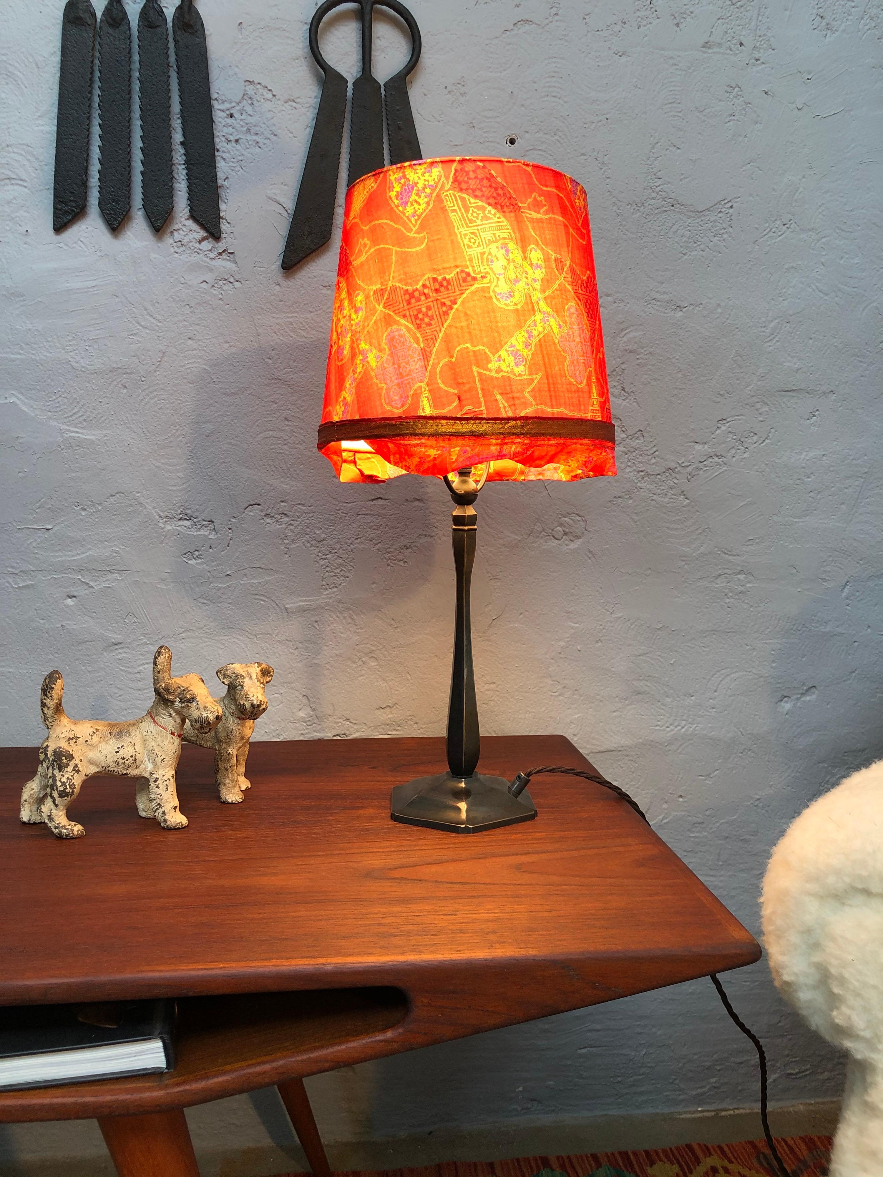 Très élégante lampe de bureau Art déco ancienne en bronze moulé en vente 3