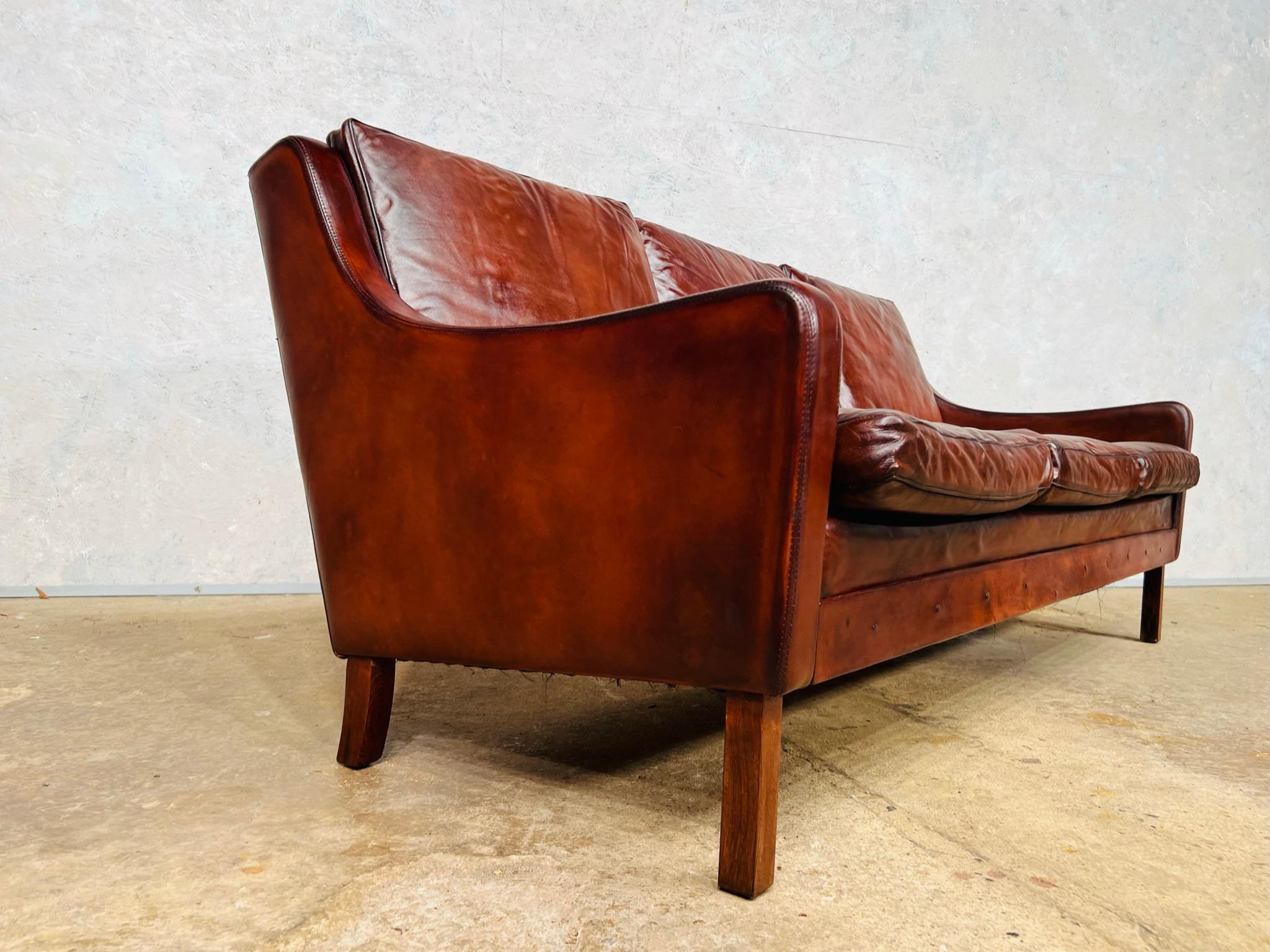 Ein sehr elegantes und stilvolles dänisches 3-Sitzer-Sofa aus den 1970er Jahren aus braunem Leder mit Beinen aus Rosenholz 
Wunderschönes handgefärbtes Leder in einer schönen hellbraunen Farbe mit einer tollen Patina und Oberfläche.

Schlanke und