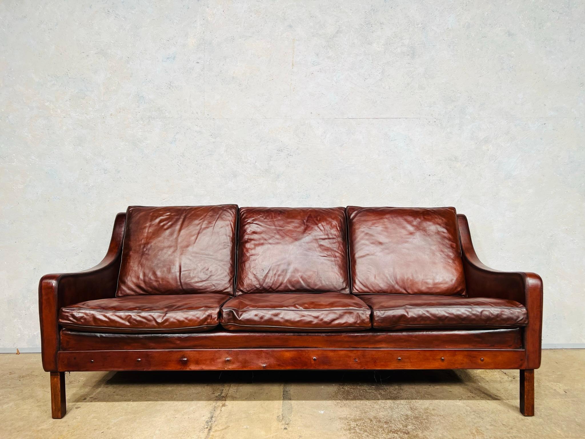 Very Elegant Vintage 1970s Danish 3 Seater Tan Leather Sofa Rosewood Legs In Good Condition For Sale In Lewes, GB