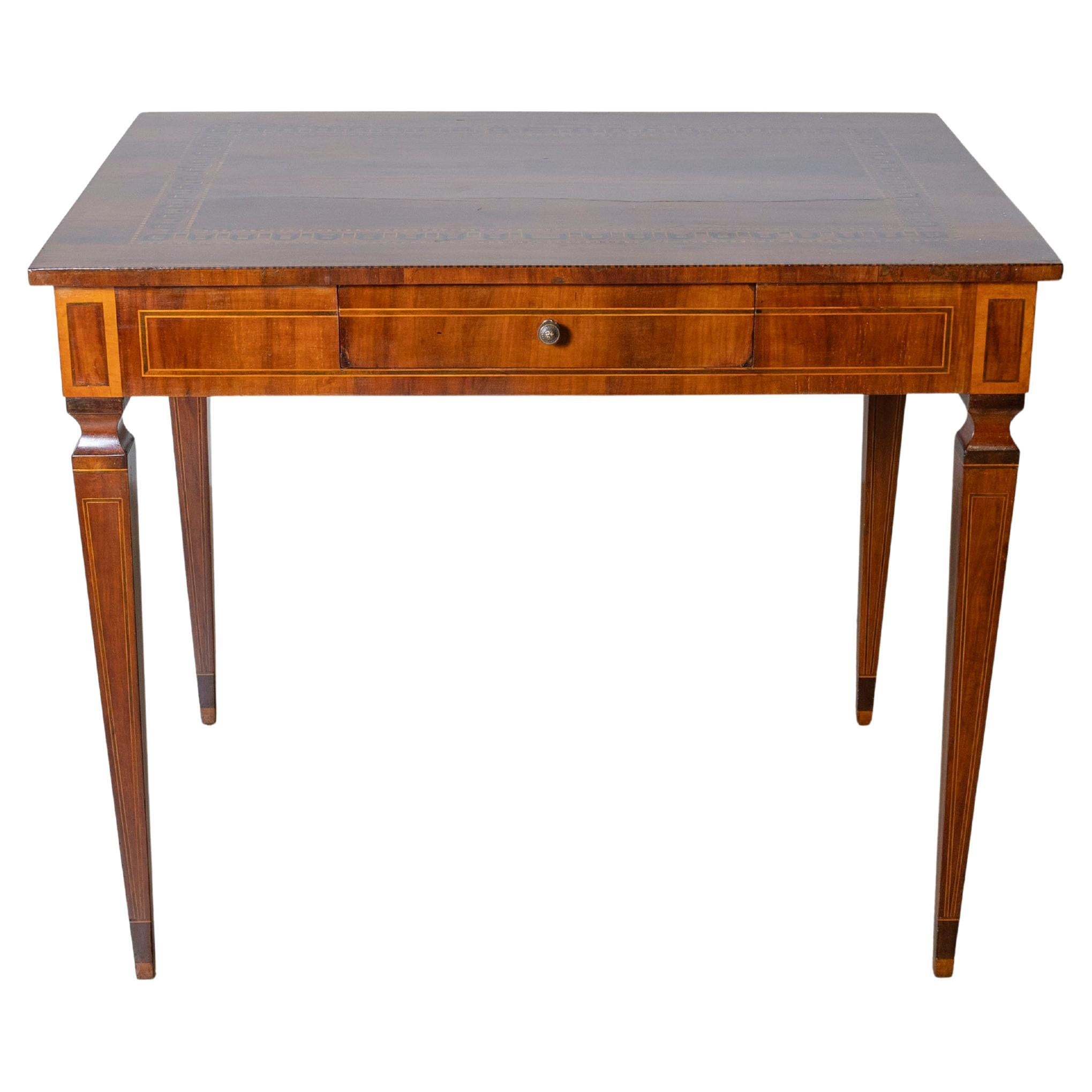 Una mesa/escritorio de nogal muy elegante con un cajón central