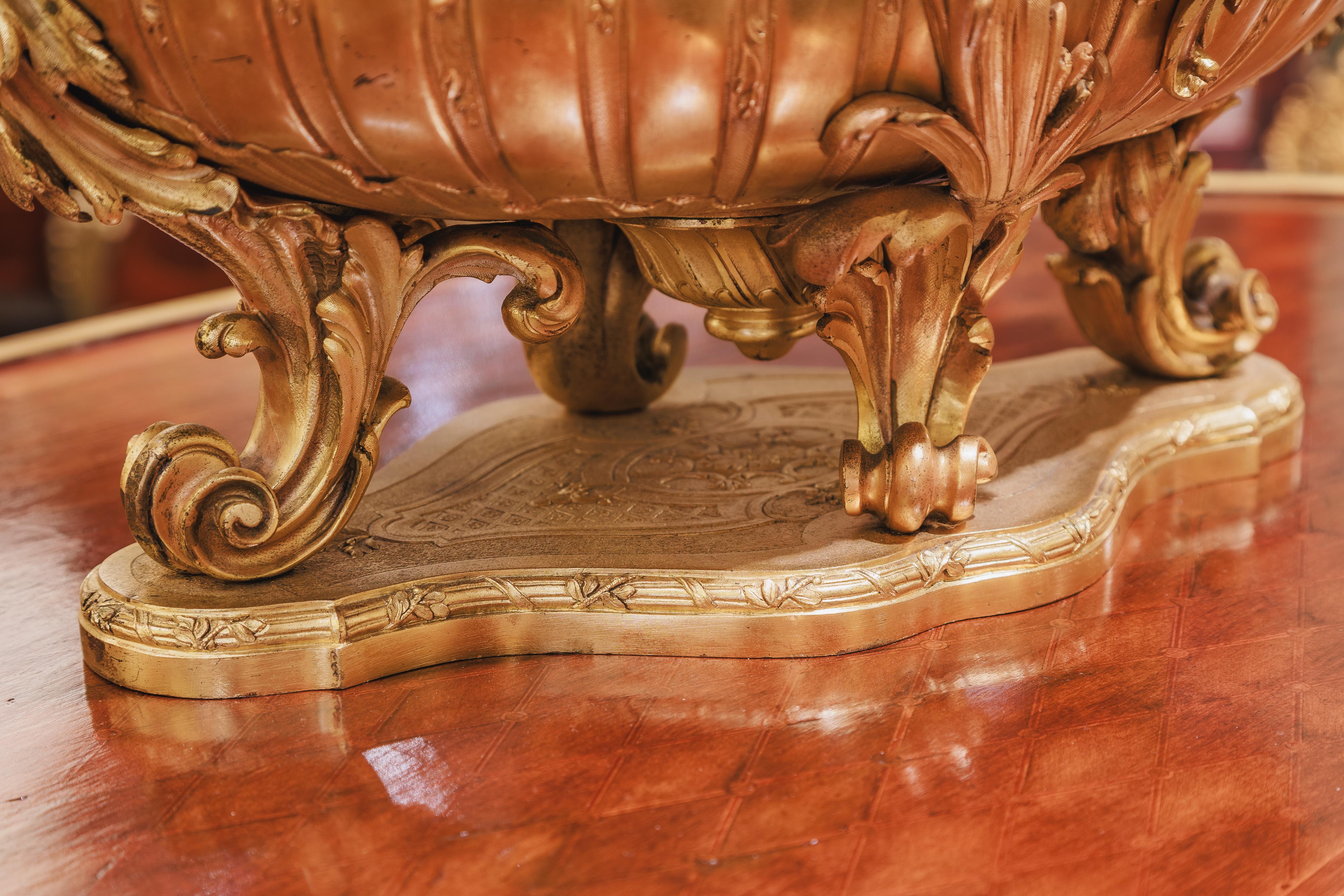 Gran centro de mesa o jardinera francesa Luis XV de bronce dorado del siglo XIX . Fundición fina .