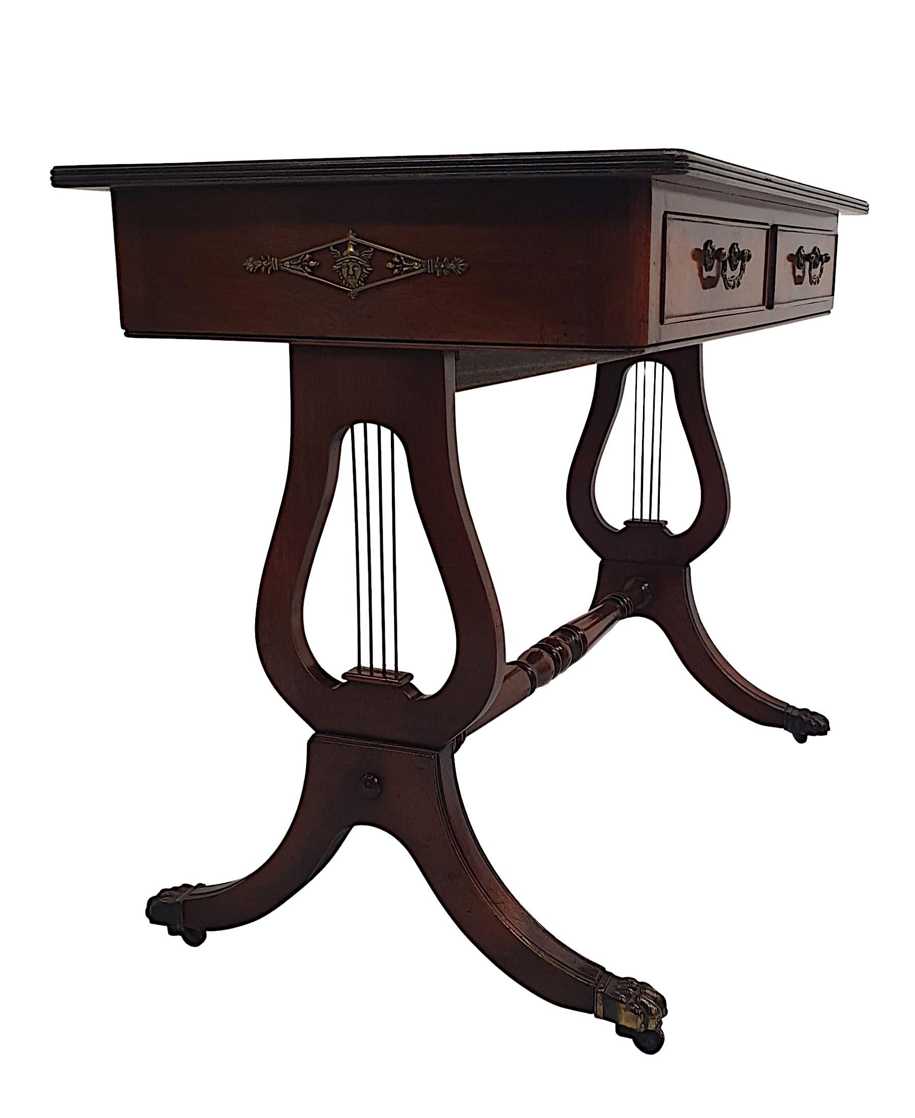 Très belle table de bureau ou de canapé en acajou des années 1920, finement sculptée et d'une qualité fabuleuse, avec une riche patine et un grain fin.  Le plateau mouluré à bord cannelé de forme rectangulaire est équipé d'une magnifique surface