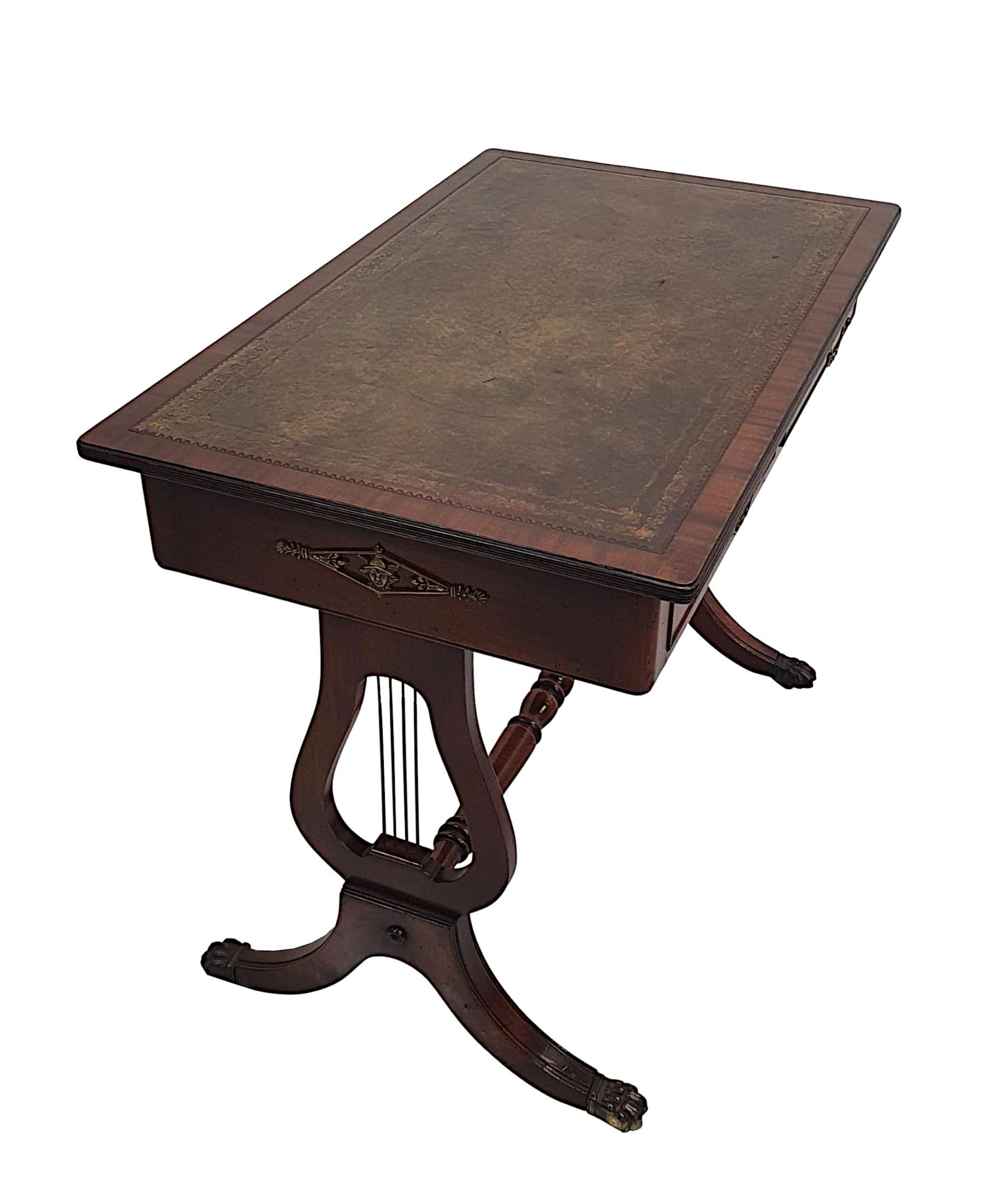 Anglais Très belle table de bureau ou de canapé des années 1920 à plateau en cuir en vente