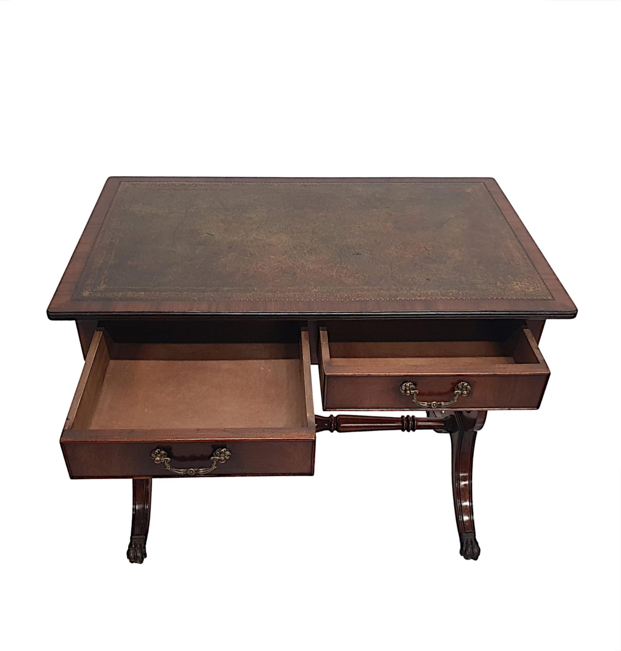 20ième siècle Très belle table de bureau ou de canapé des années 1920 à plateau en cuir en vente