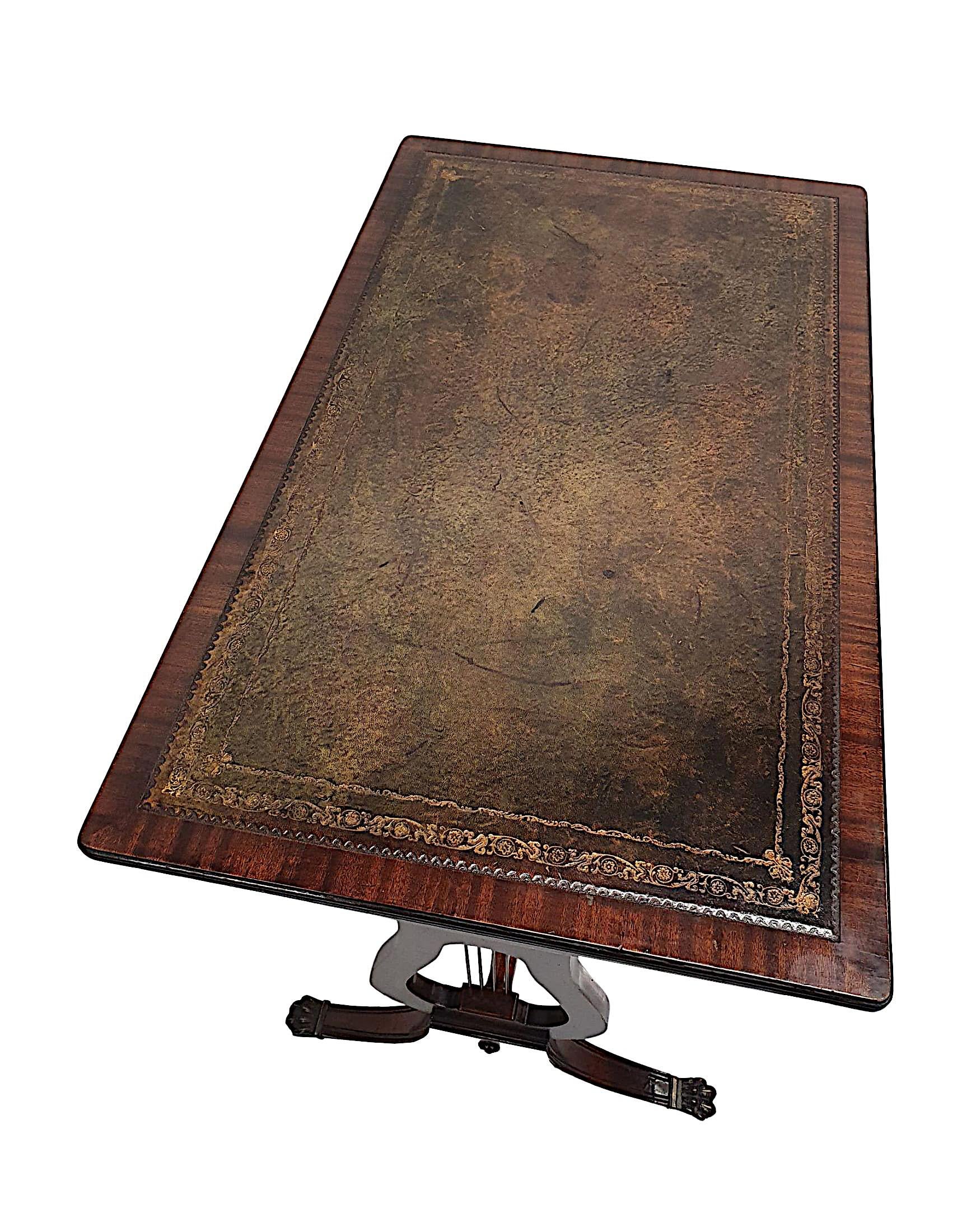 Laiton Très belle table de bureau ou de canapé des années 1920 à plateau en cuir en vente